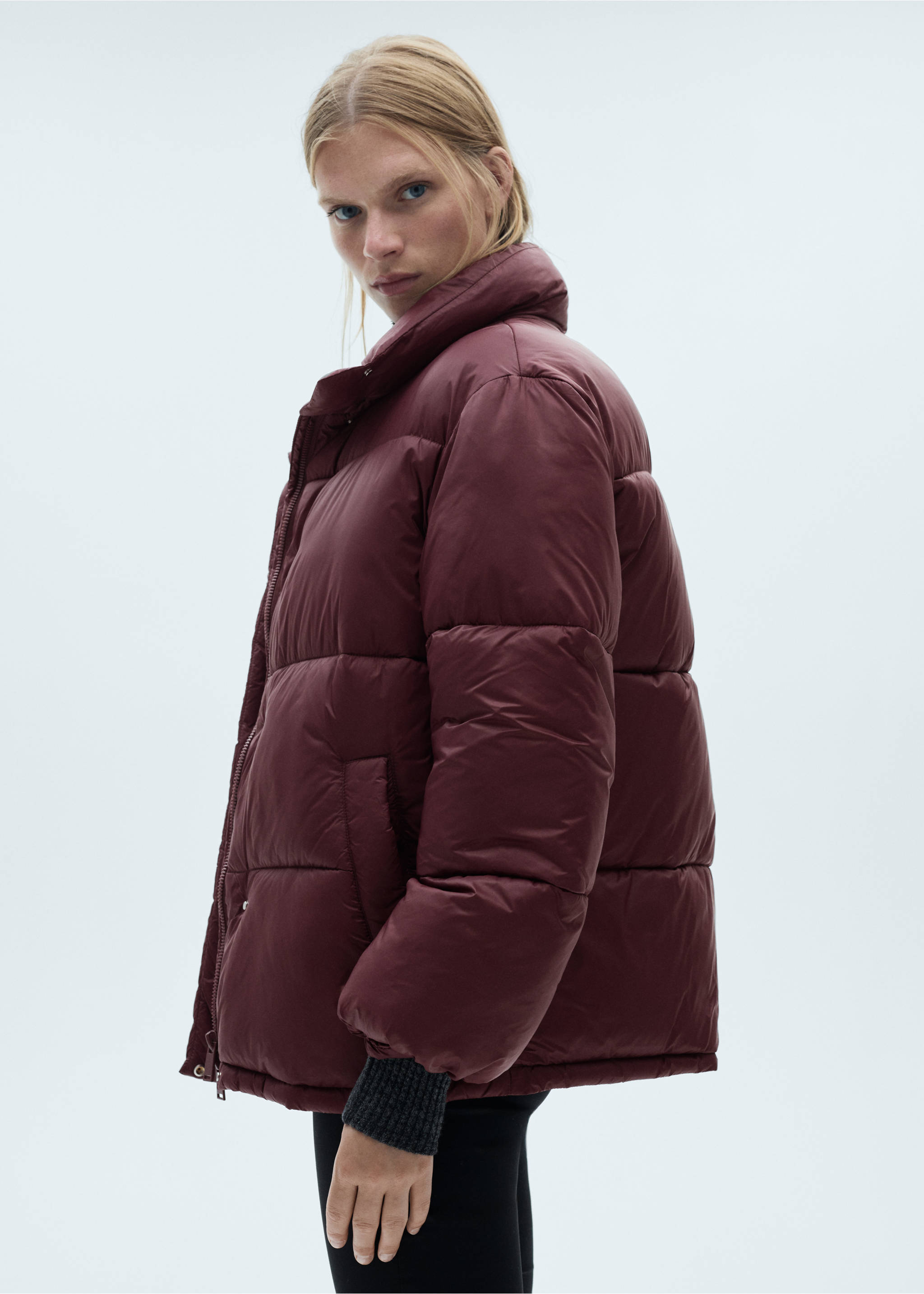 Kurzer Steppanorak - Detail des Artikels 2, Granatrot. Ref: 77048263-00.
