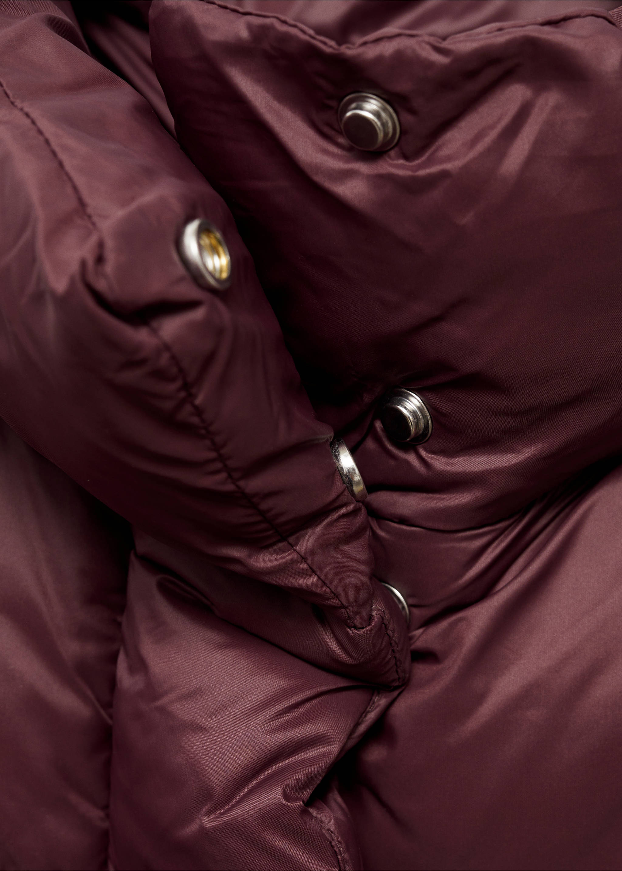 Kurzer Steppanorak - Detail des Artikels 0, Granatrot. Ref: 77048263-00.