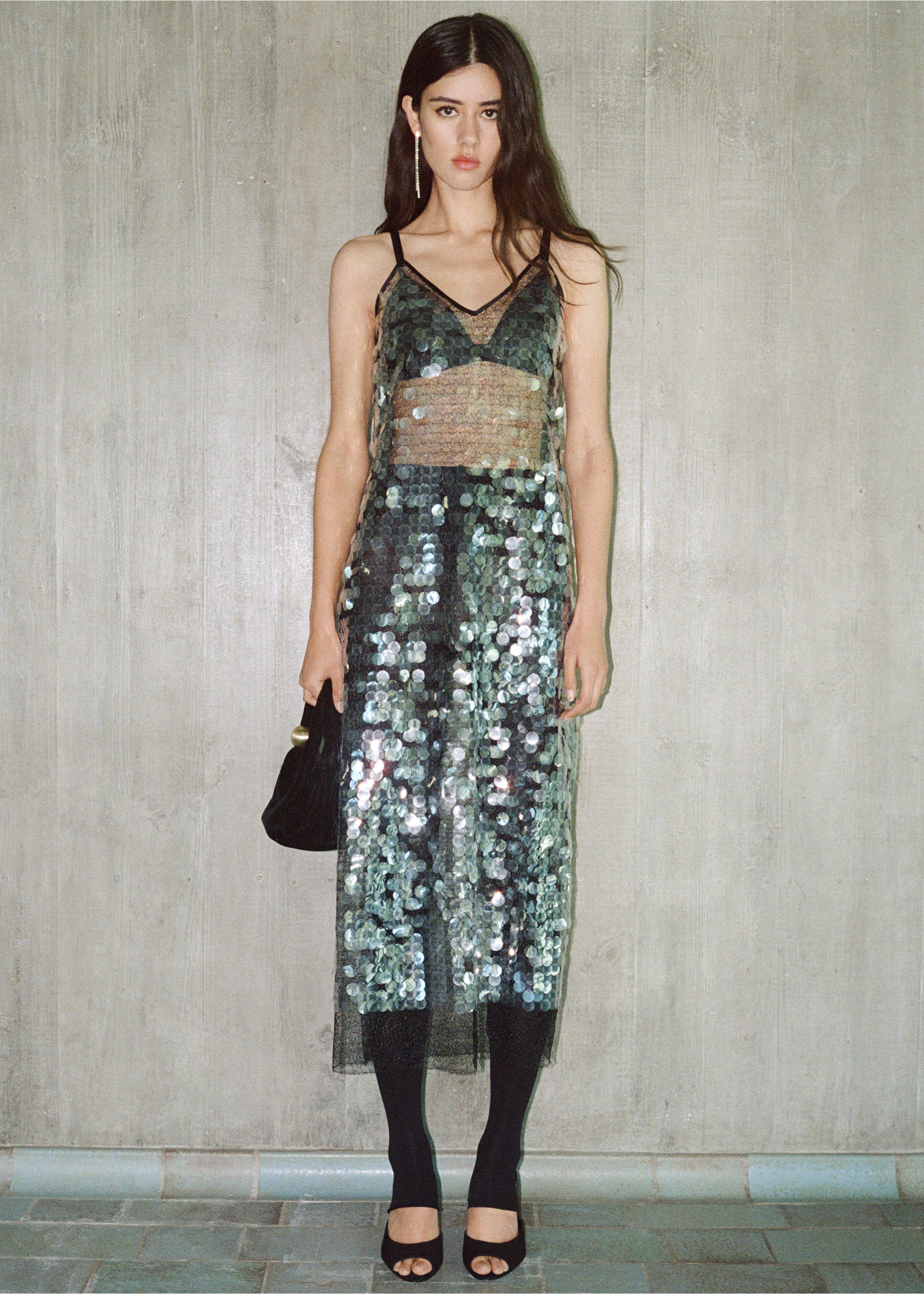 Halbdurchsichtiges Kleid mit XXL-Paillettenbesatz - Detail des Artikels 6, Grau. Ref: 77049056-00.