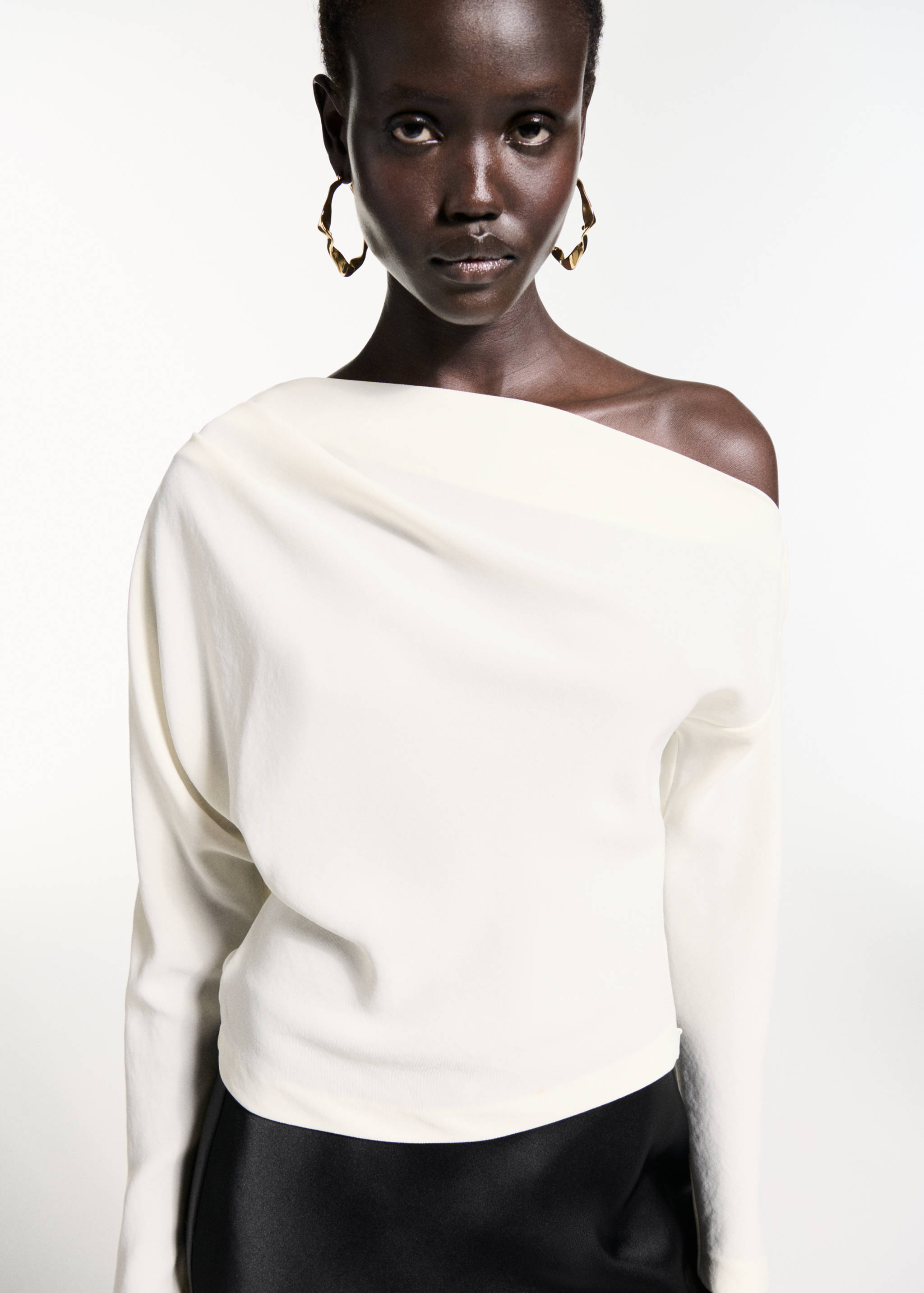 Asymmetrische Bluse mit gerafftem Detail - Mittlere Ansicht