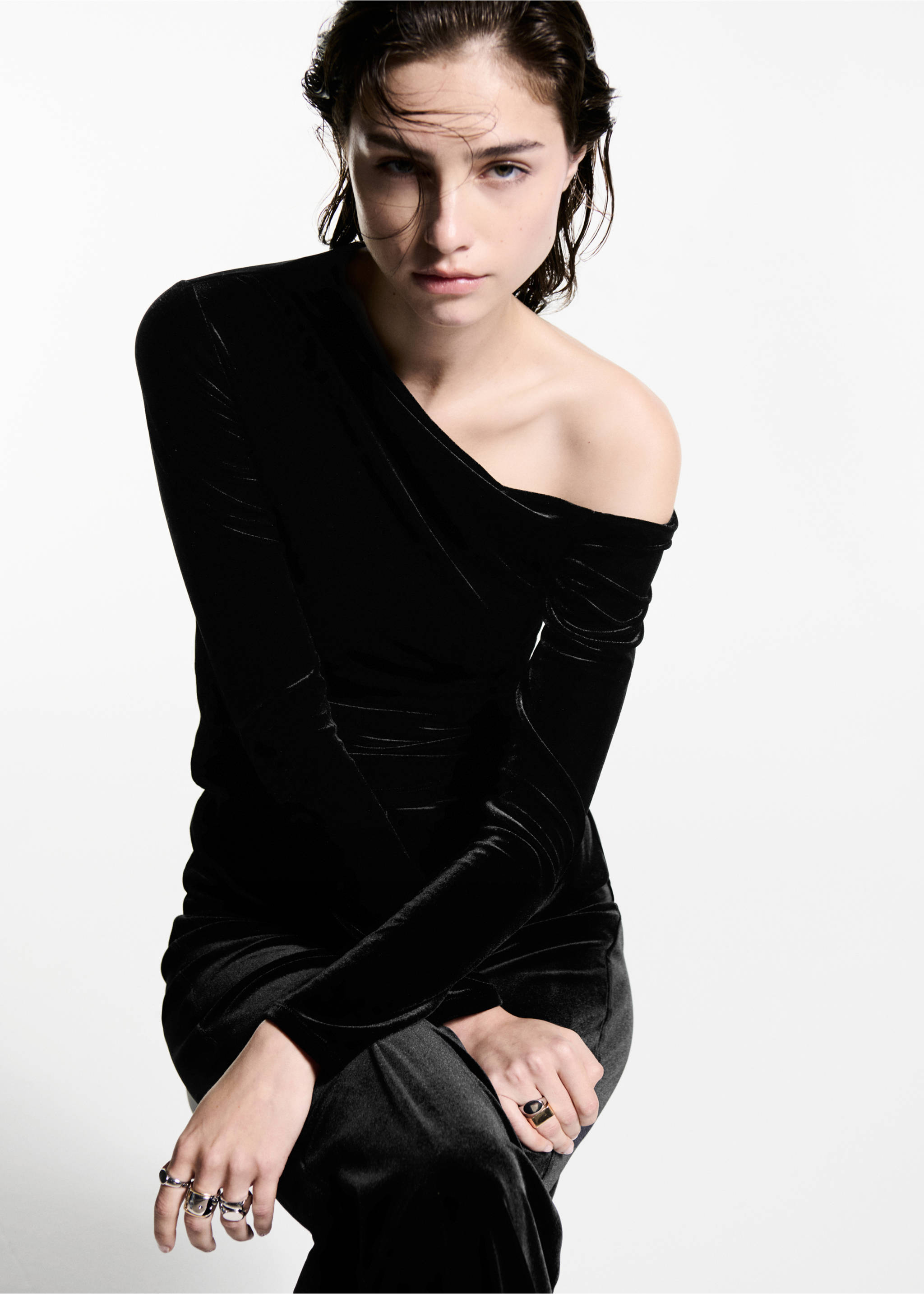 Asymmetric velvet top - Details of the article 2, Black. Ref: 77049060-00.