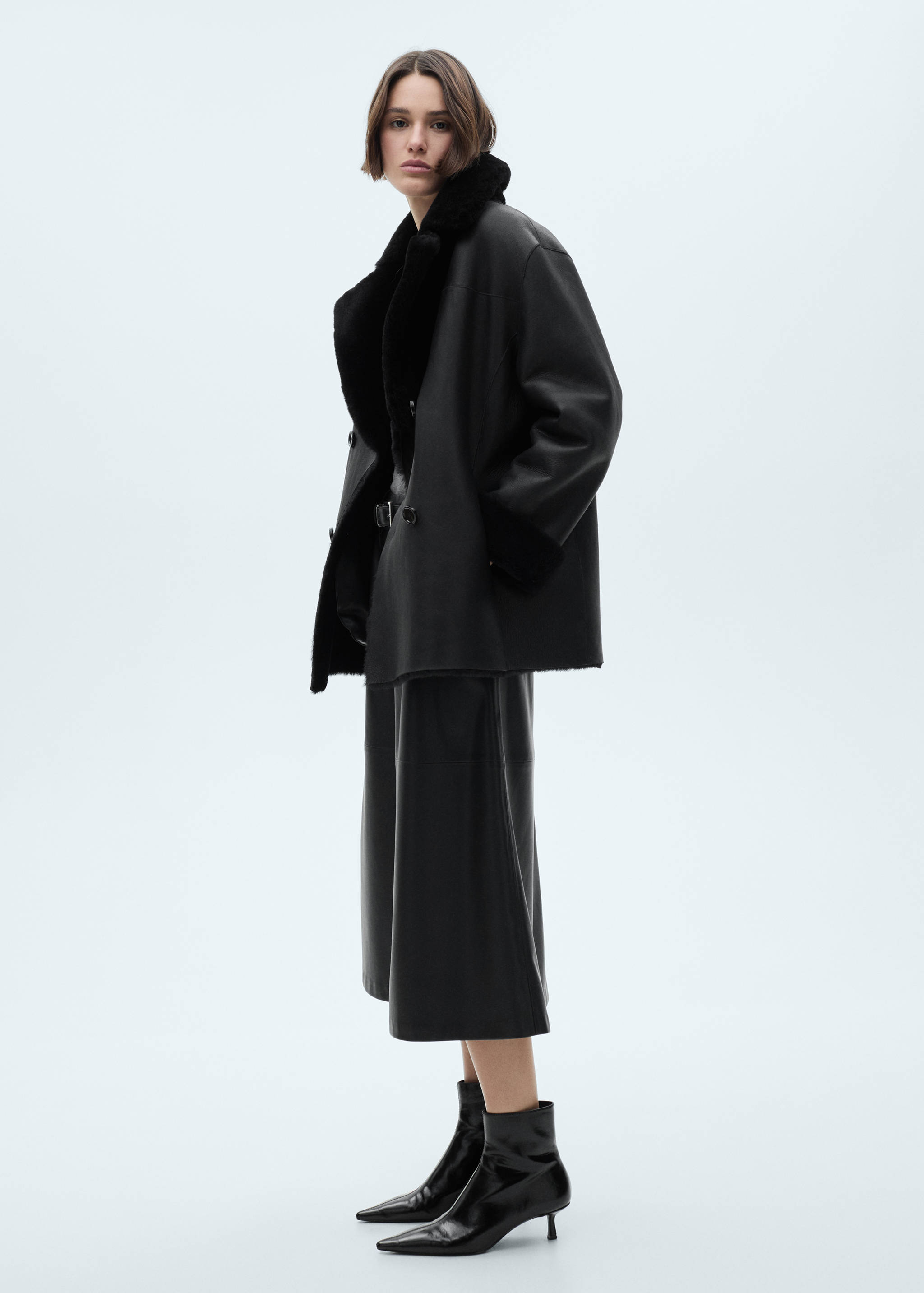 Double-breasted leather coat - General plane