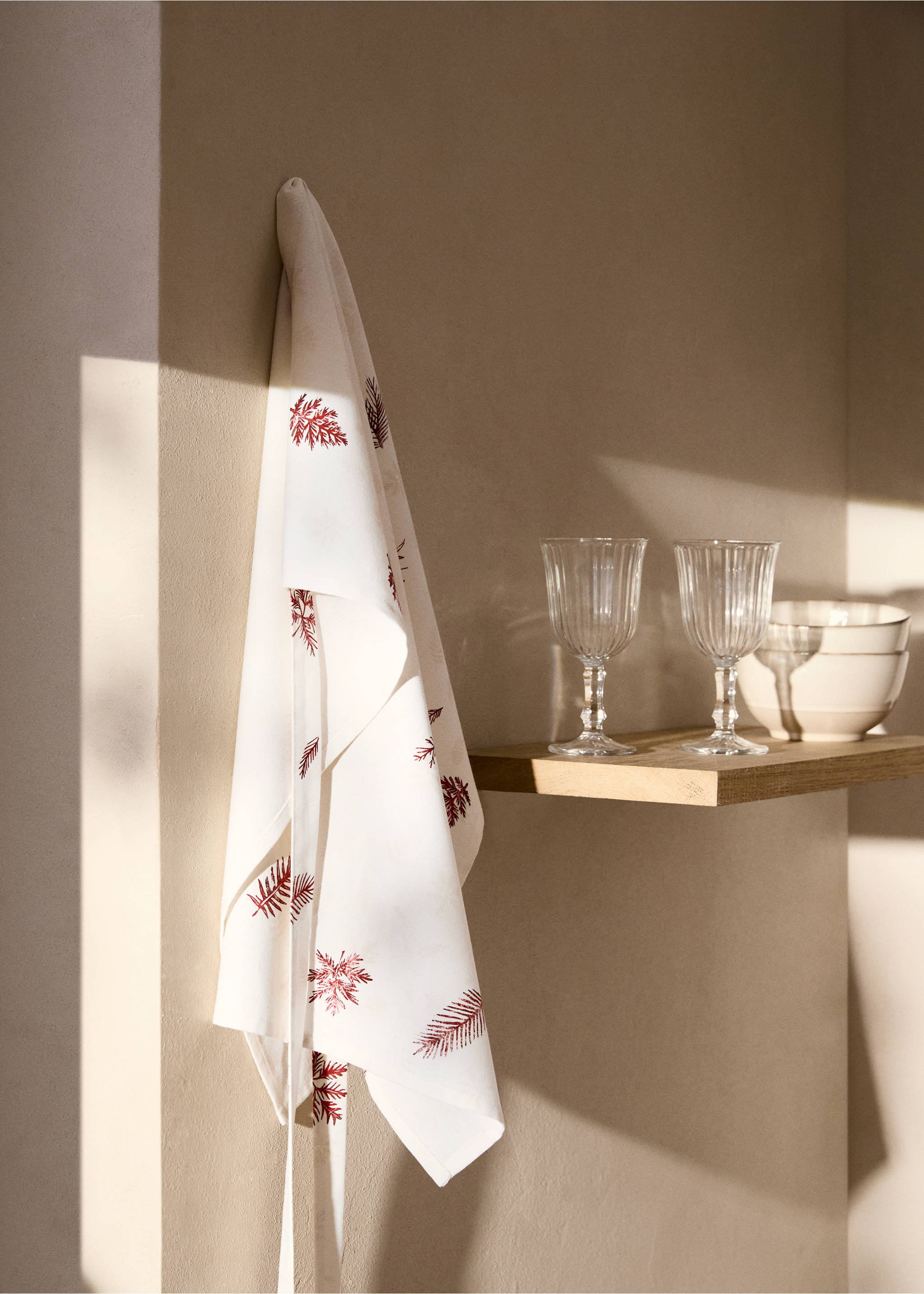 Apron with embroidered details - General plane, White. Ref: 77049238-00.