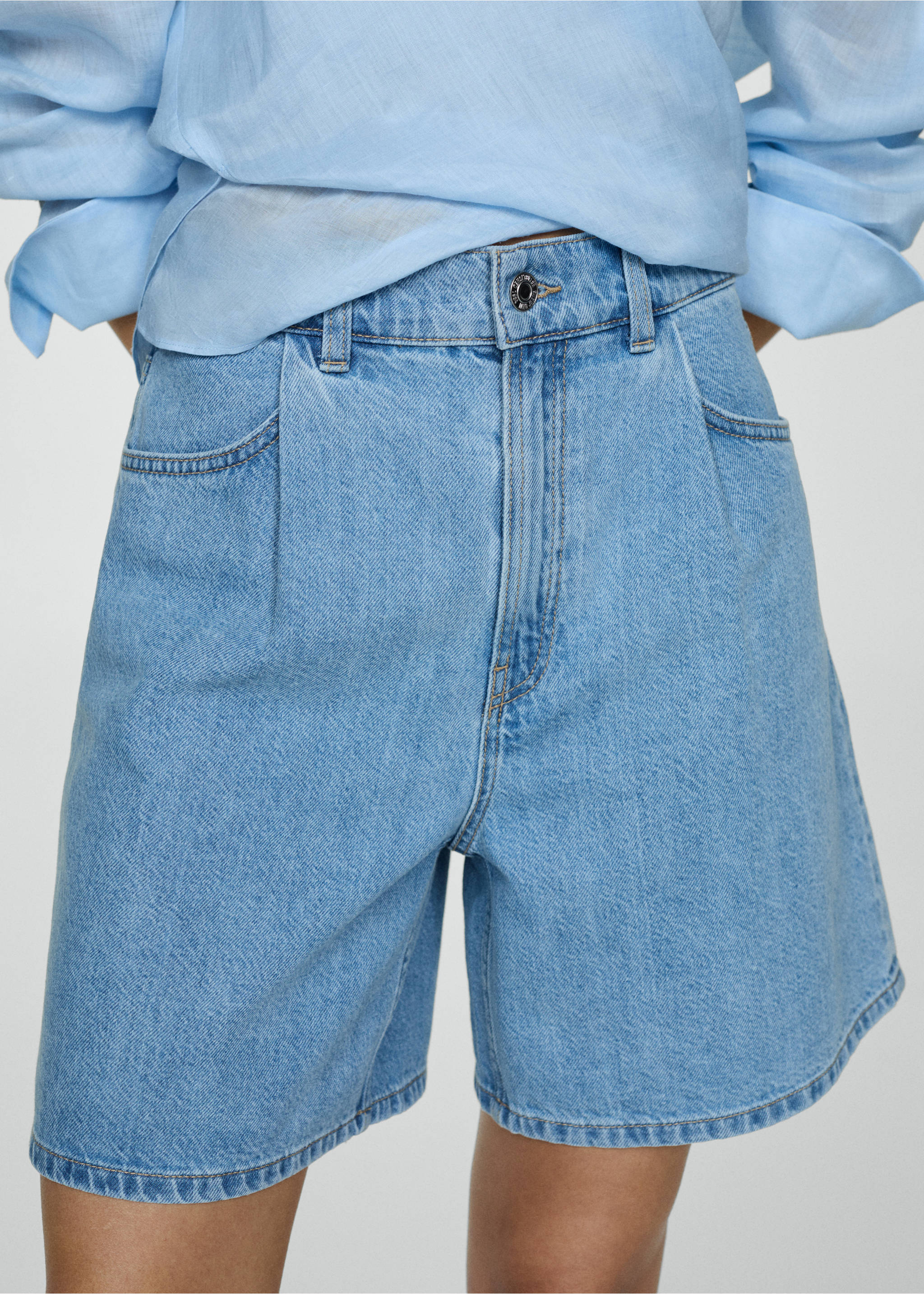 Denim shorts with pleats - Details of the article 6, Medium Blue. Ref: 77050253-00.