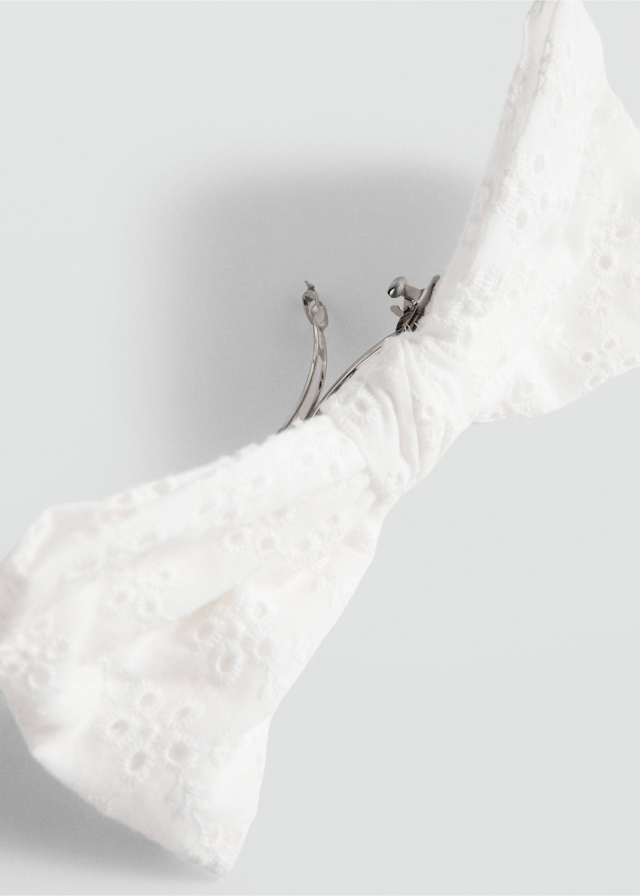 Molletta fiocco ricamato - Piano medio, Bianco. Ref: 77050267-00.