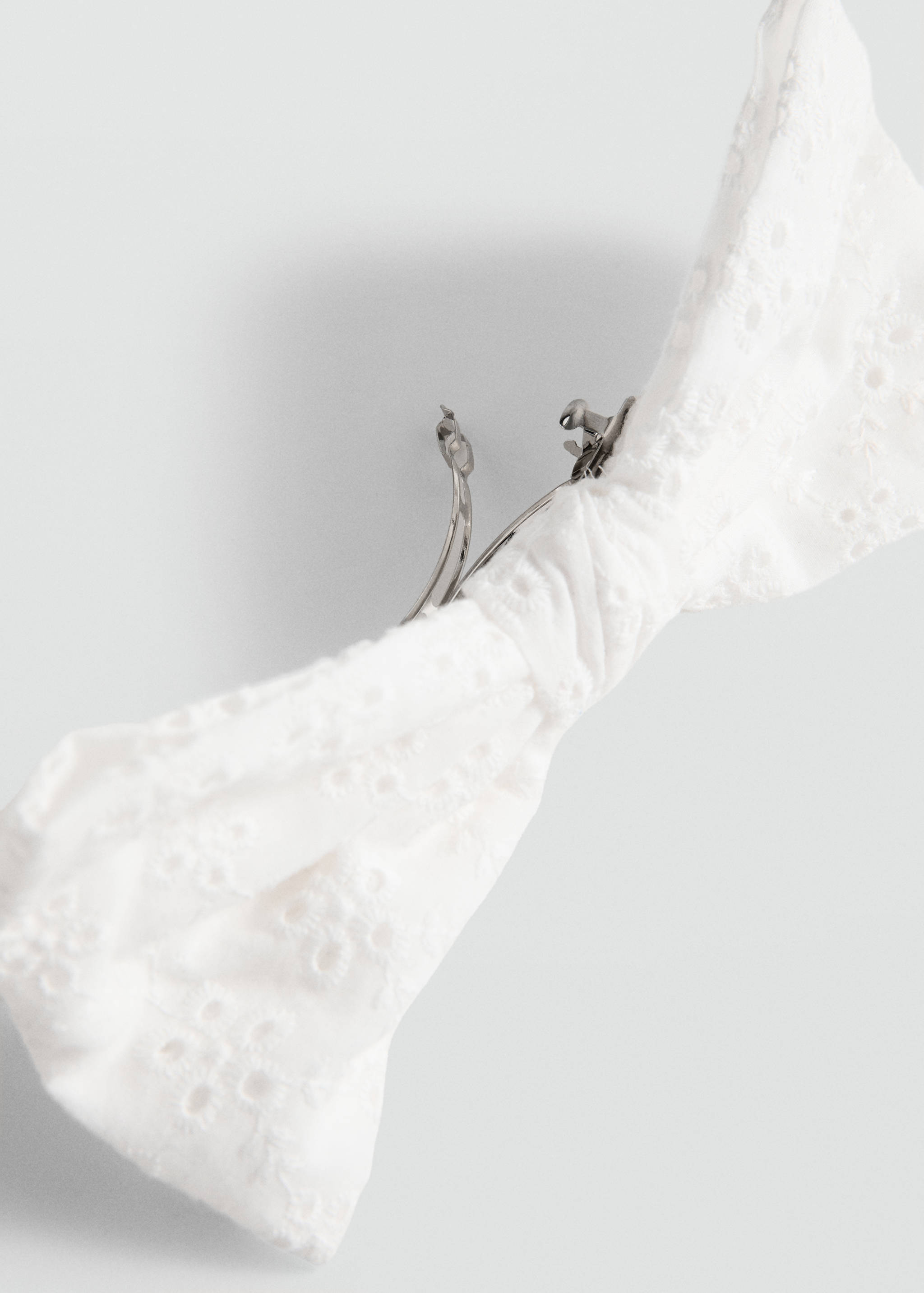 Pasador lazo bordado - Plano medio