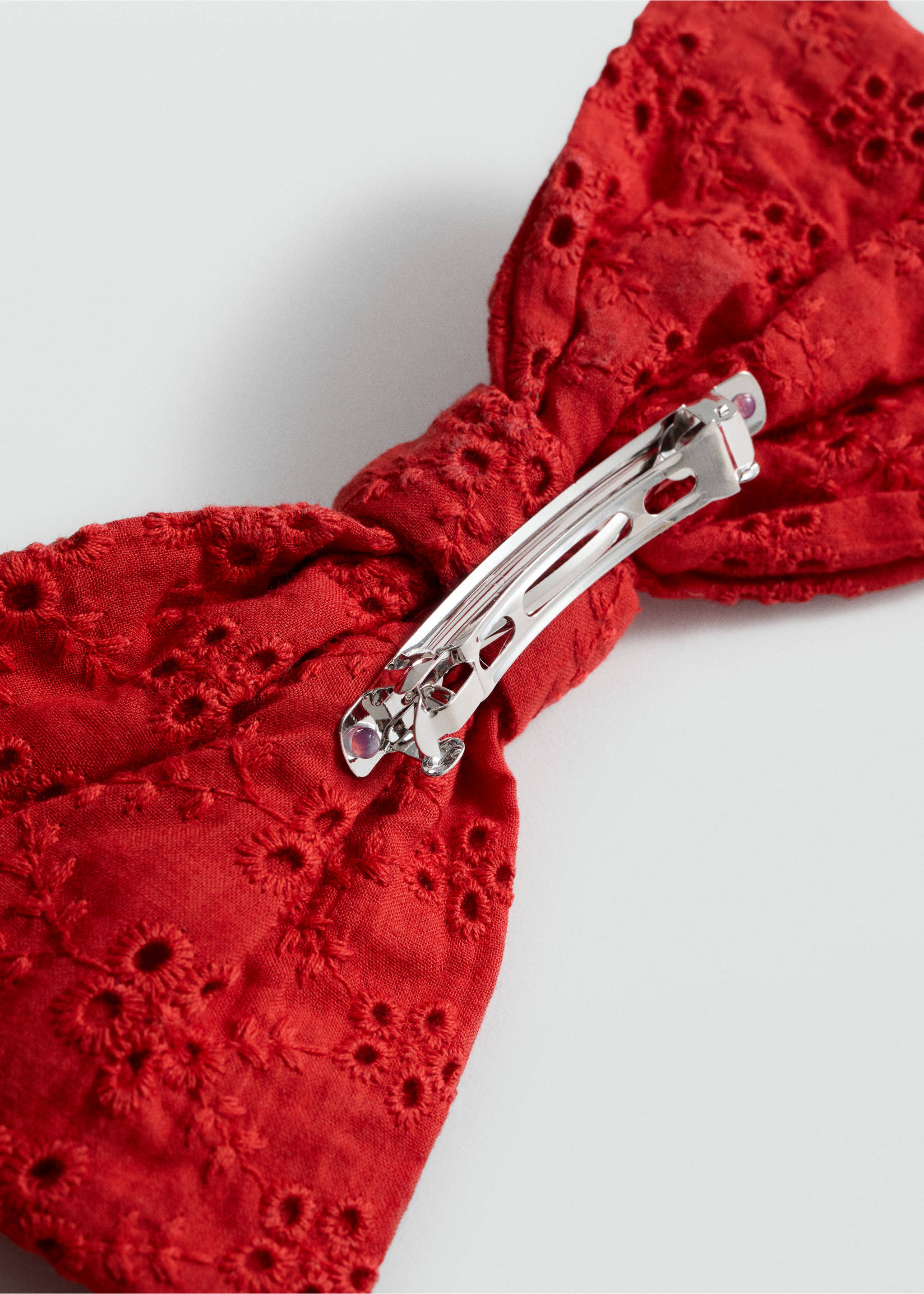 Molletta fiocco ricamato - Piano medio, Rosso. Ref: 77050267-00.