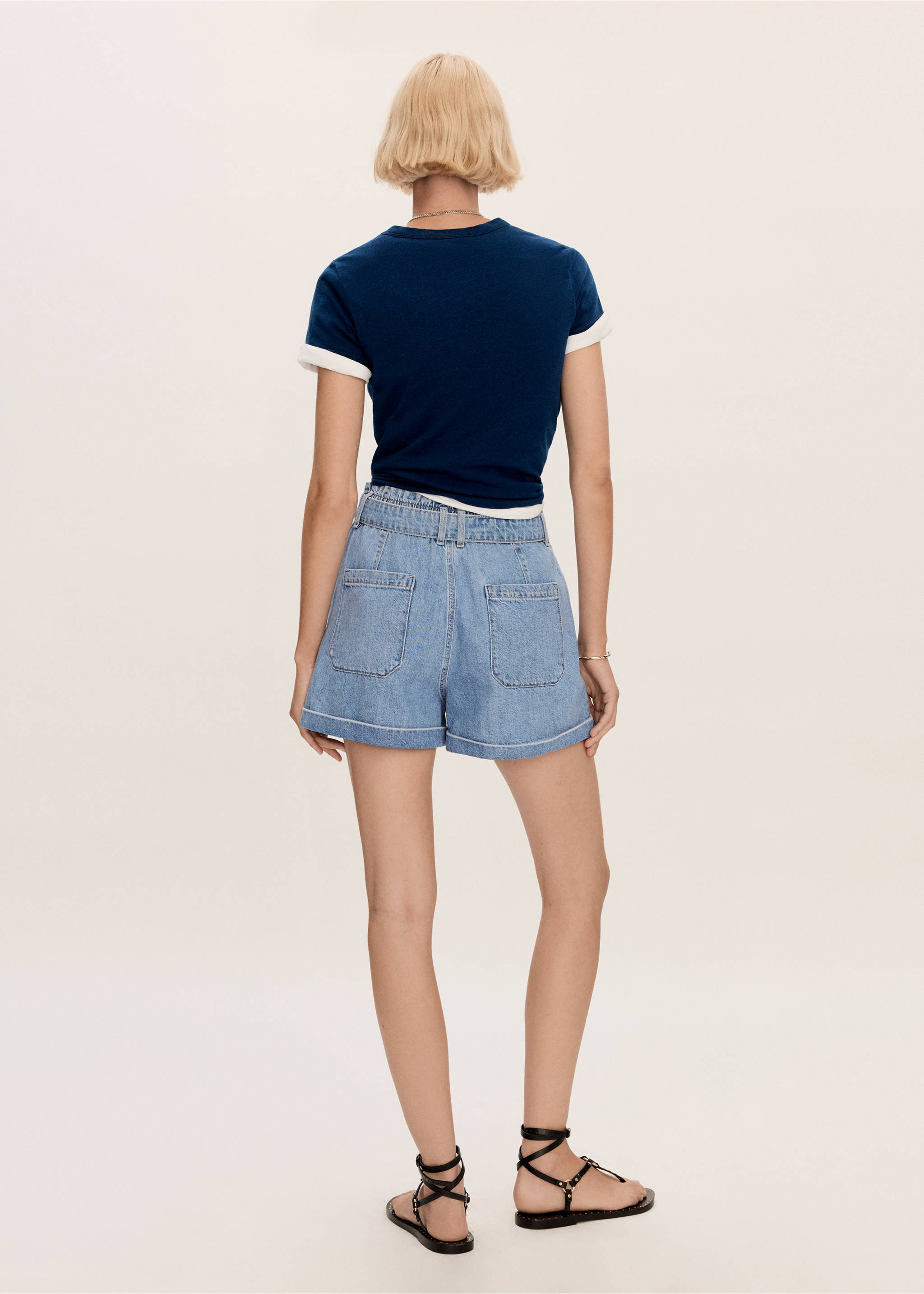 Jeans-Shorts mit Gürtel - Rückseite des Artikels, Mittelblau. Ref: 77050275-00.