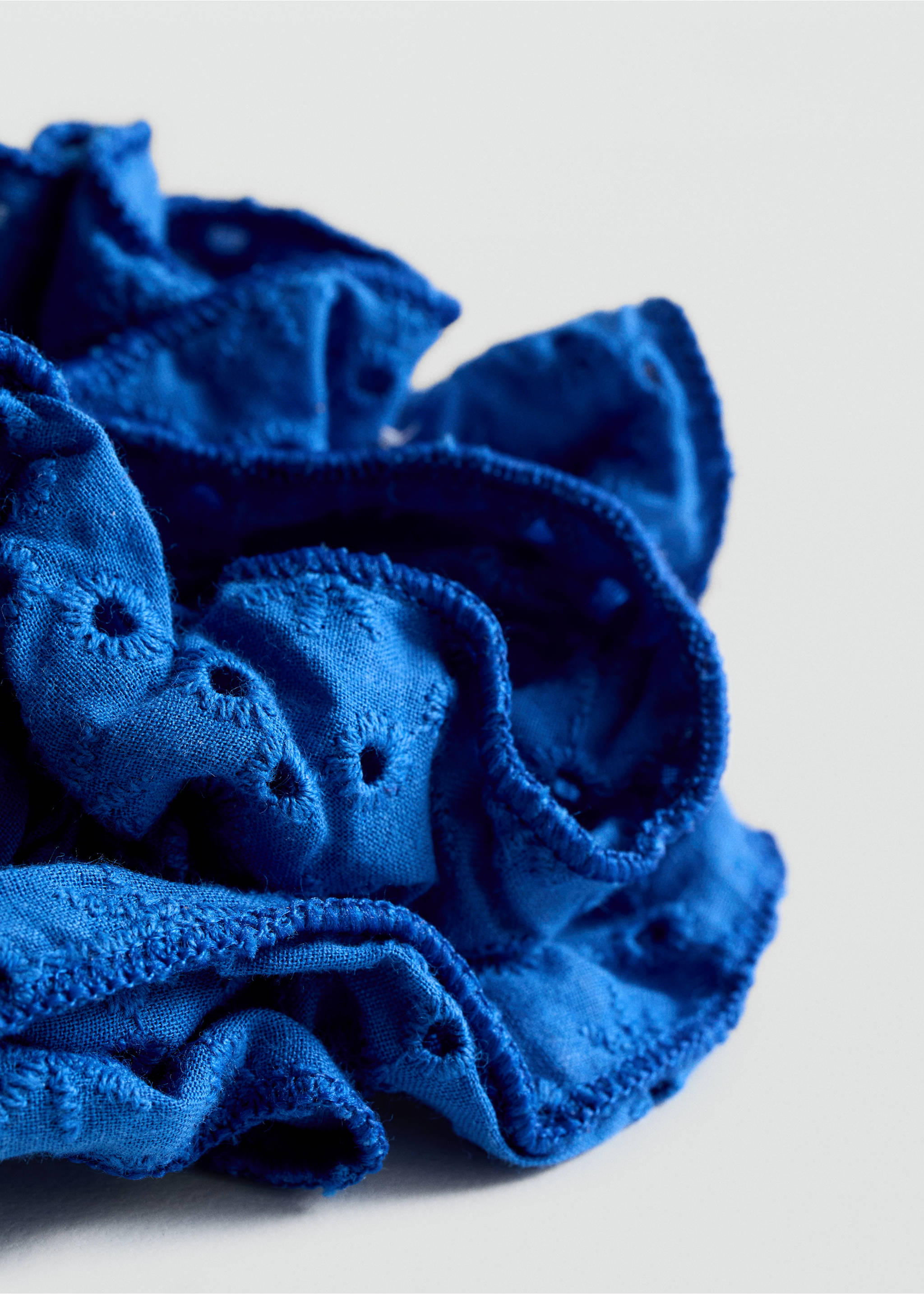 Besticktes Maxi-Scrunchie - Detail des Artikels 1, Blau. Ref: 77050278-00.
