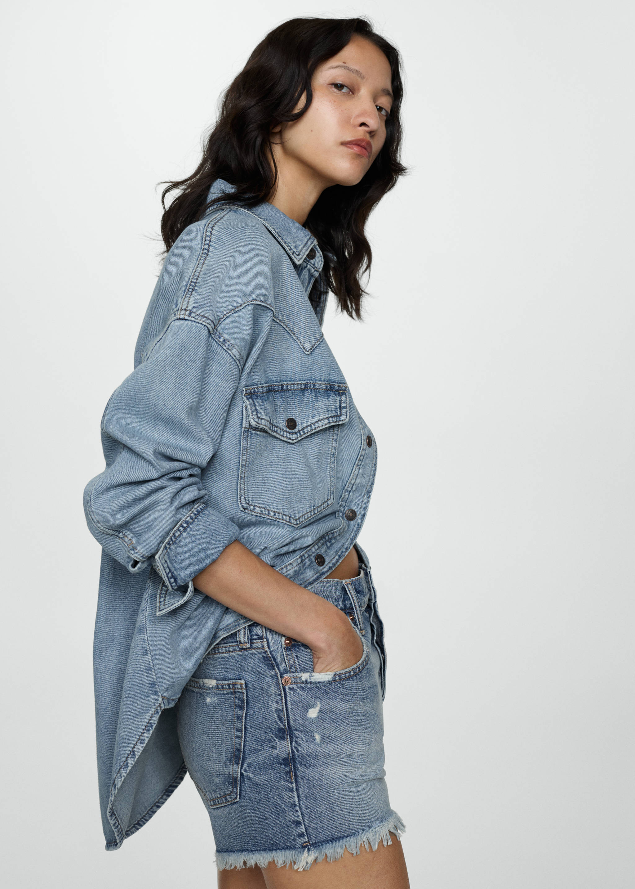 Denim shorts with frayed hem - Details of the article 2