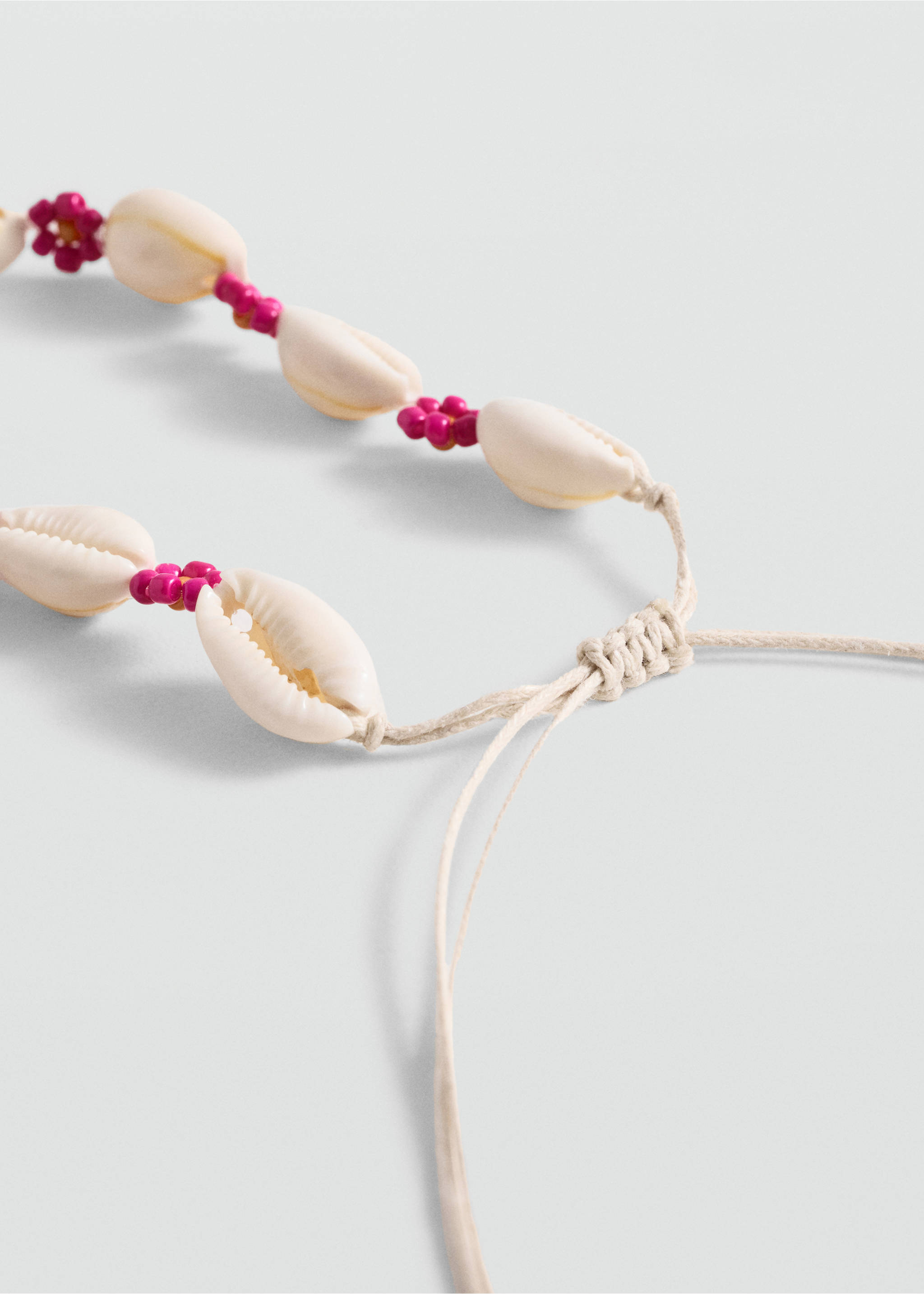 Muschelverzierte Choker-Halskette - Mittlere Ansicht, Sandfarben. Ref: 77050295-00.