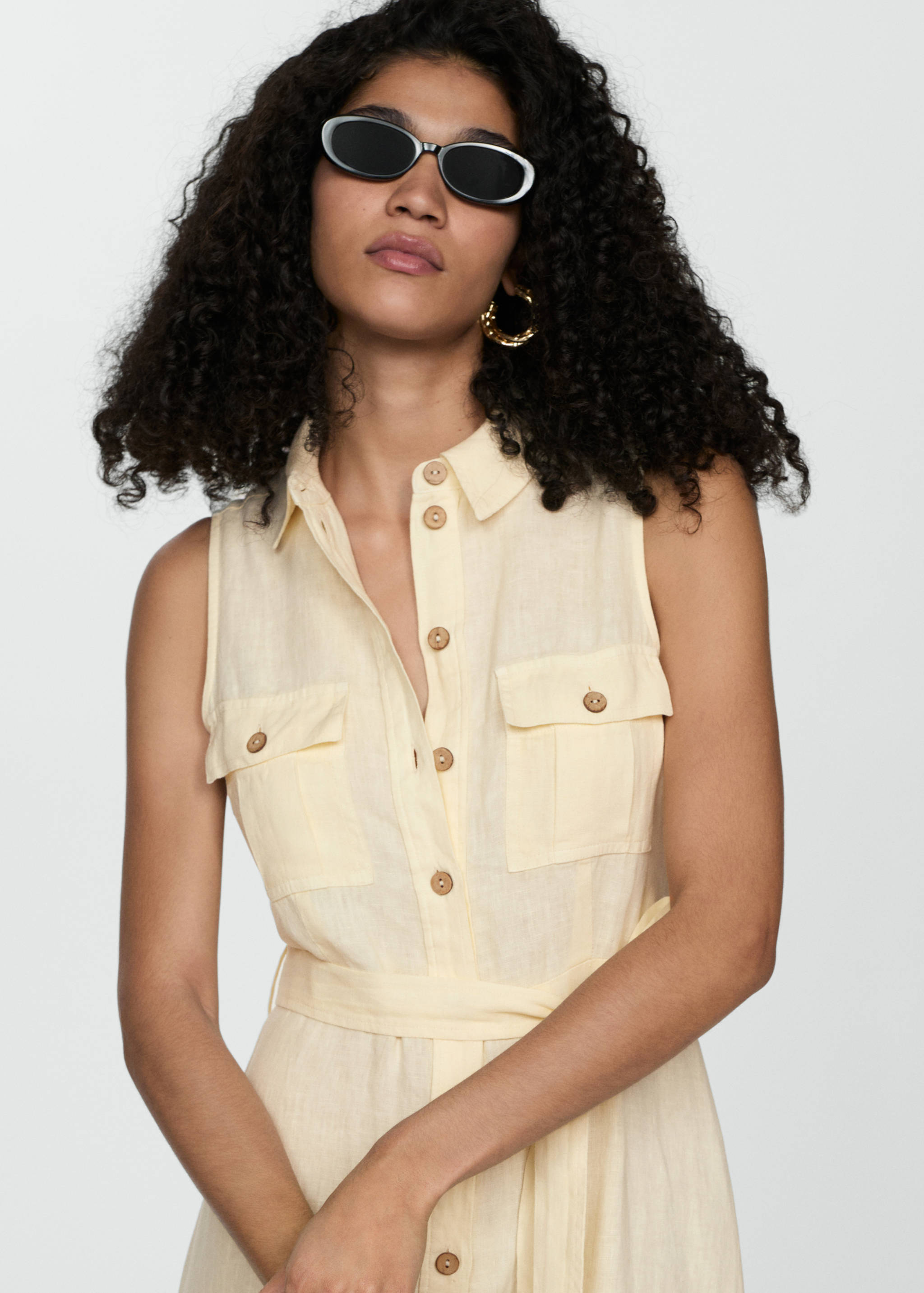 Vestido camiseiro linho - Plano médio