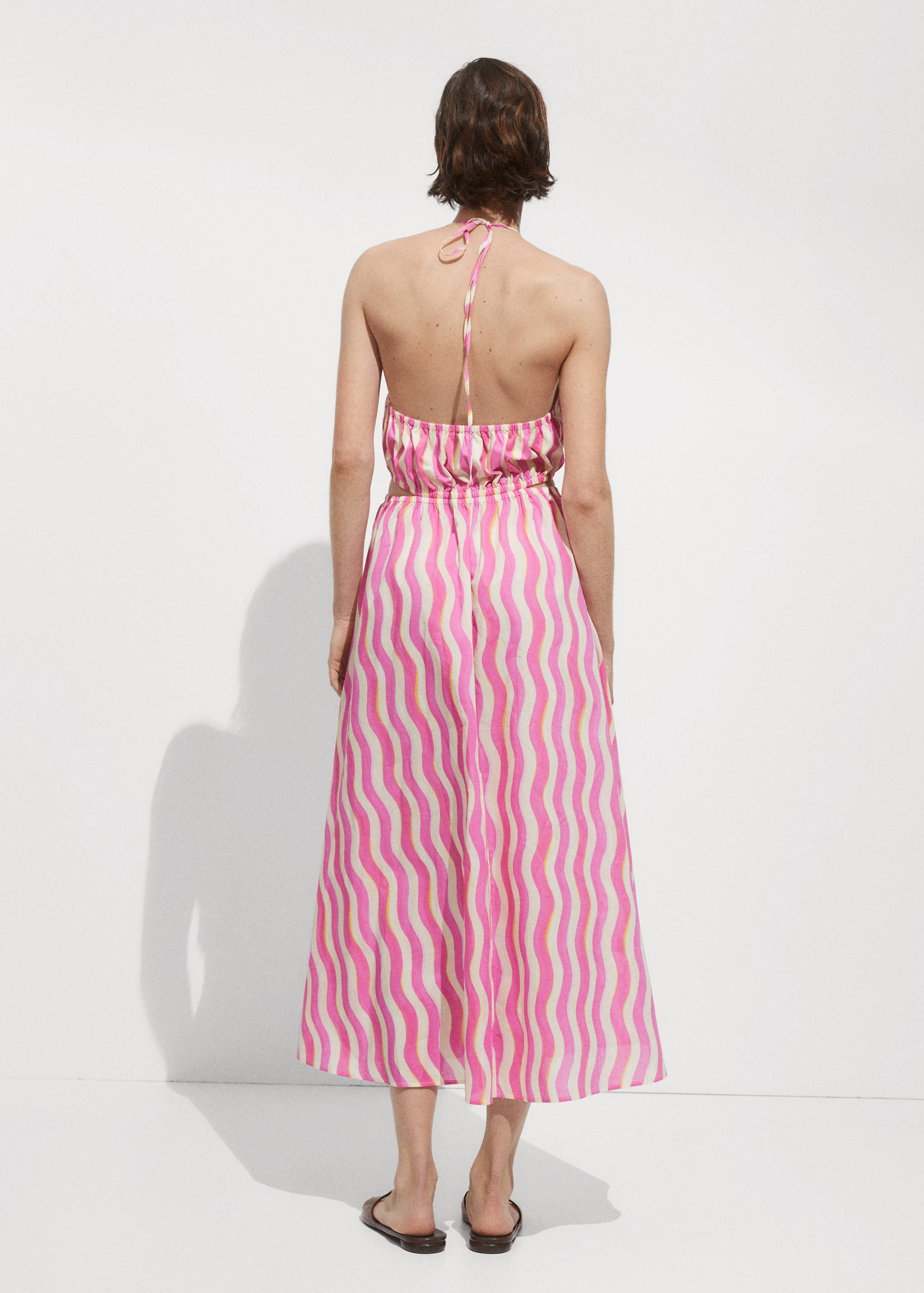 Gemustertes Kleid mit Cut-Out-Details - Rückseite des Artikels