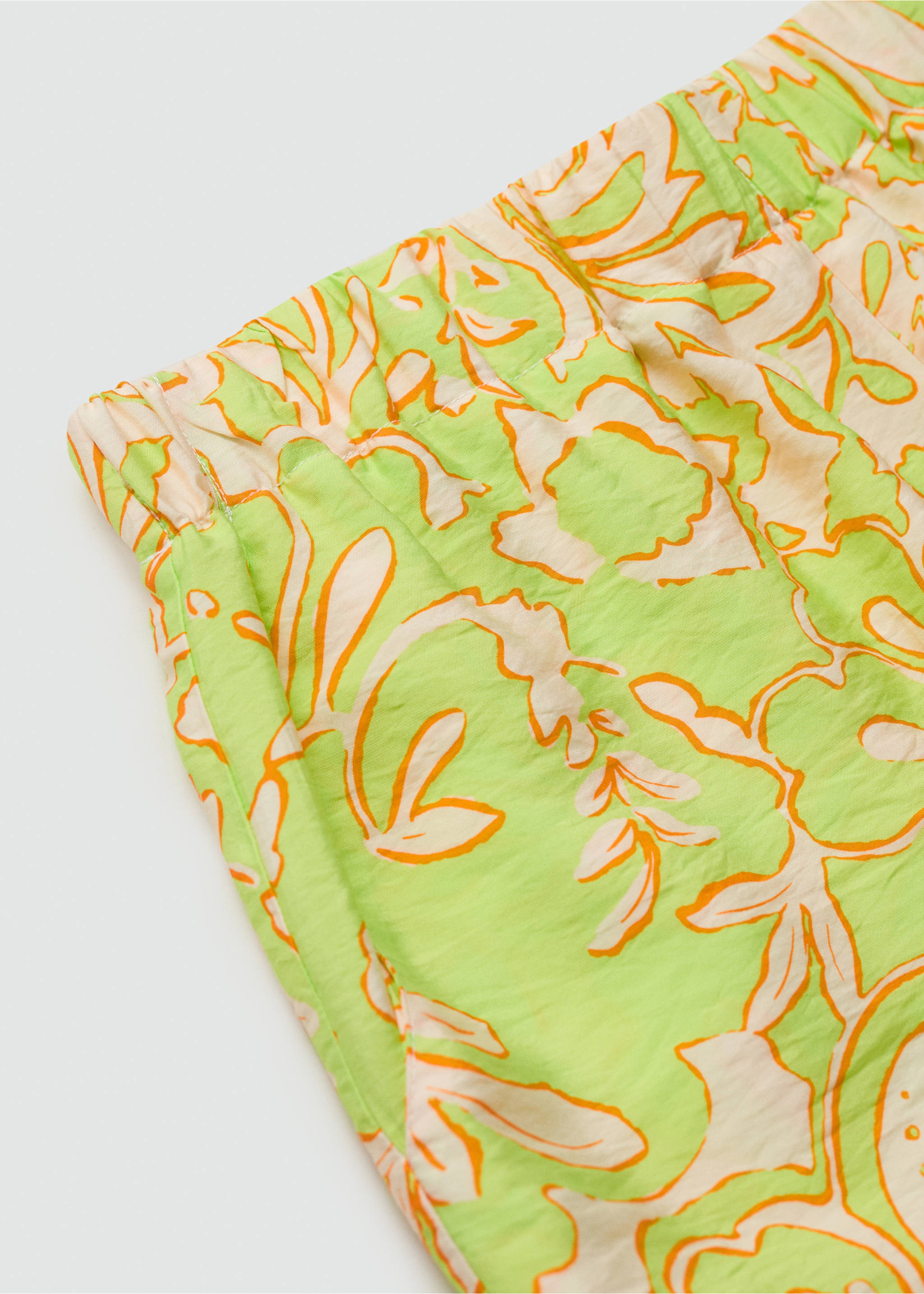 Printed fluid shorts - Details of the article 8, Lime. Ref: 77050347-00.