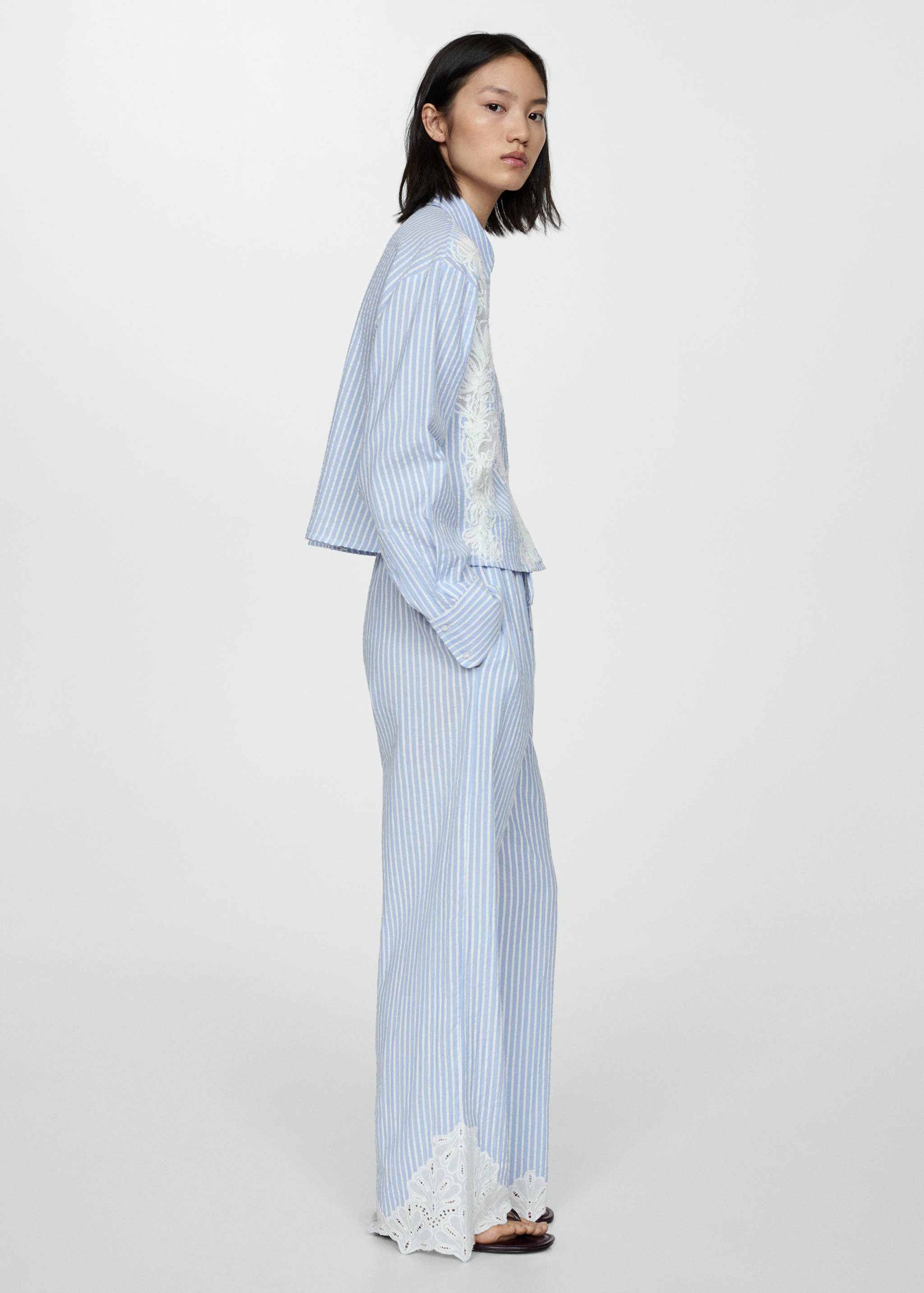 Calças às riscas bordadas - Plano geral