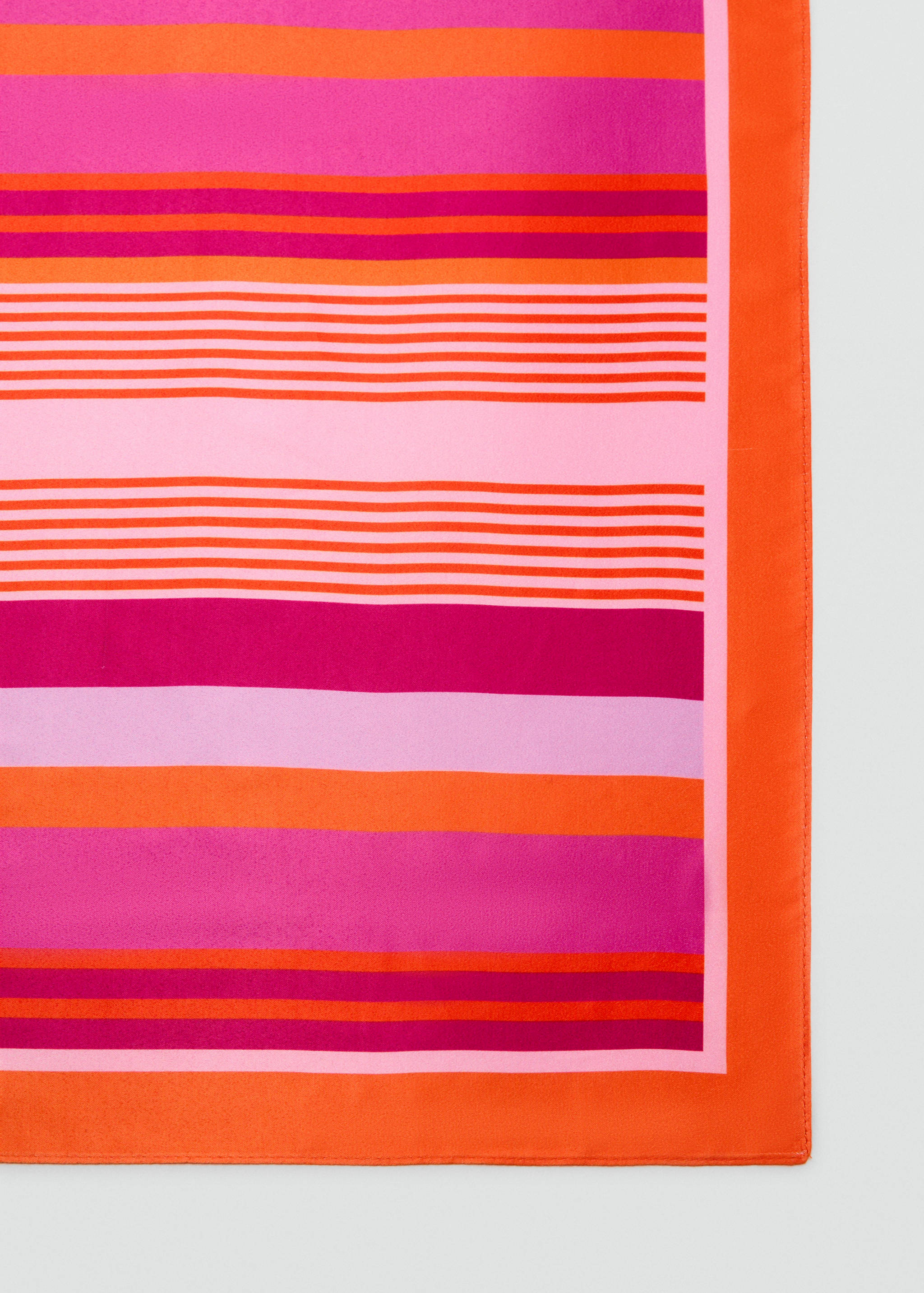 Gemustertes Streifenhalstuch - Mittlere Ansicht