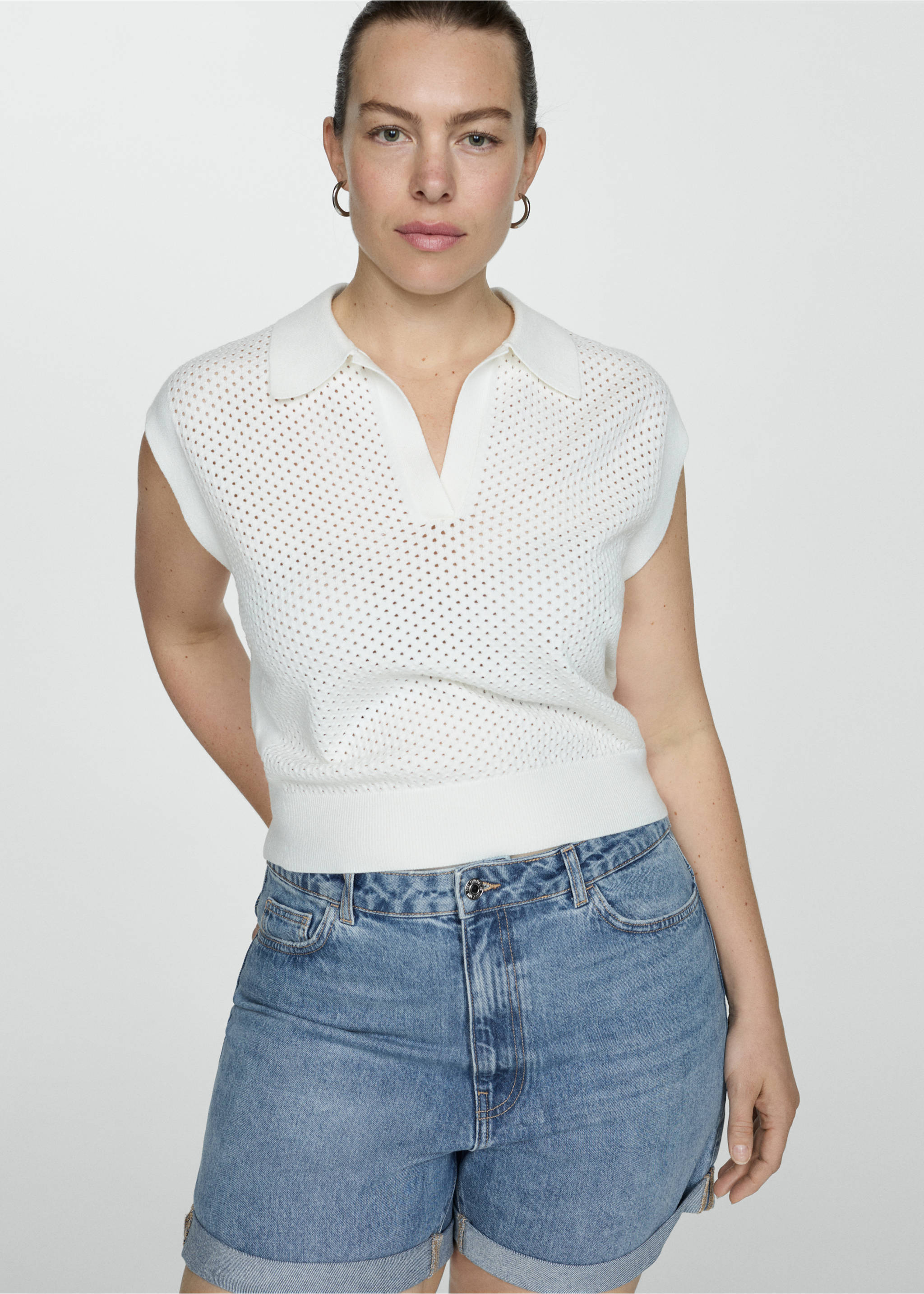 High-waisted mom-fit denim shorts - Details of the article 5, Medium Blue. Ref: 77050572-00.