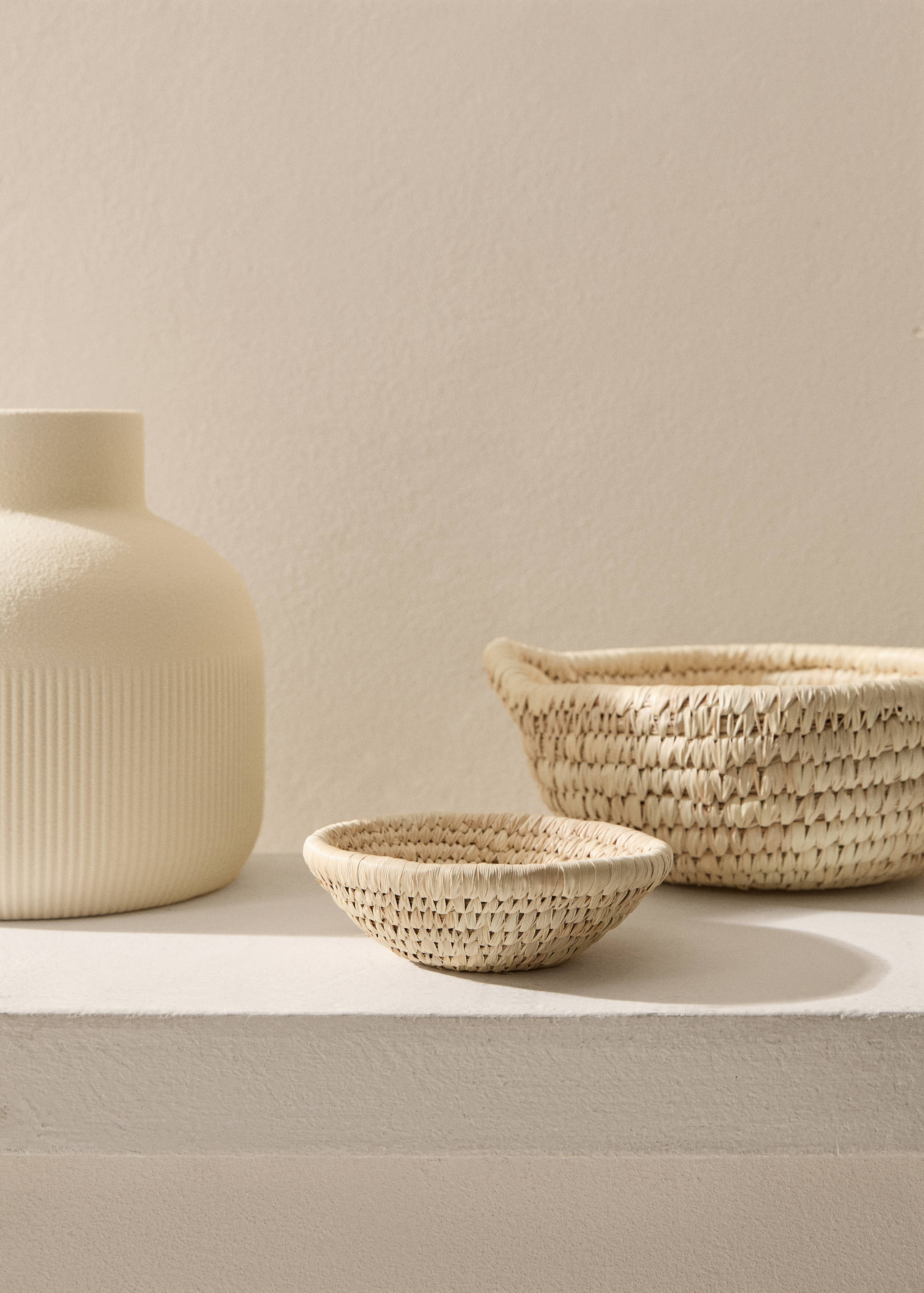 Round natural fibre tray - General plane