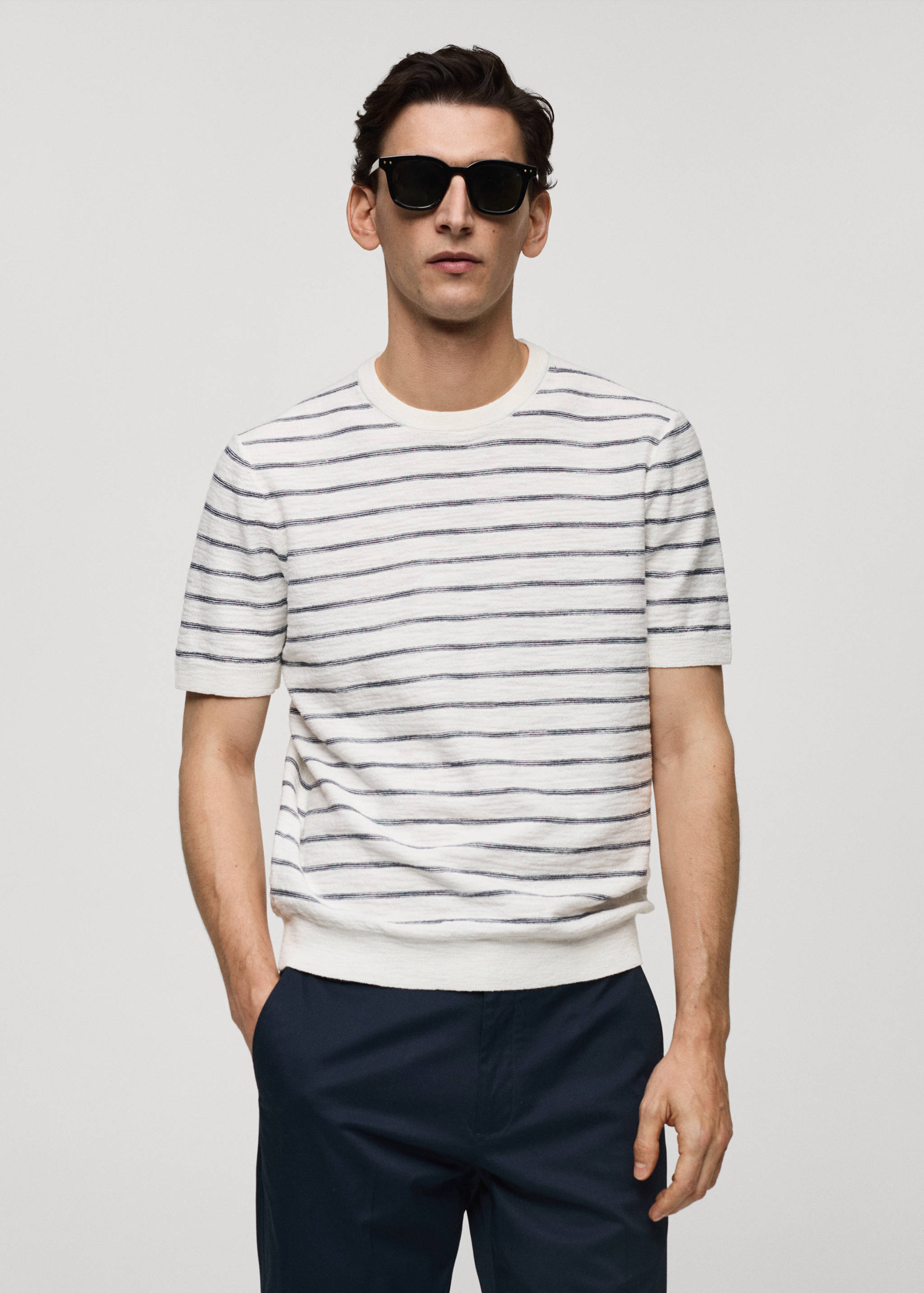 T-skjorte i strikket bomull med striper - Halvtotal bildeutsnitt
