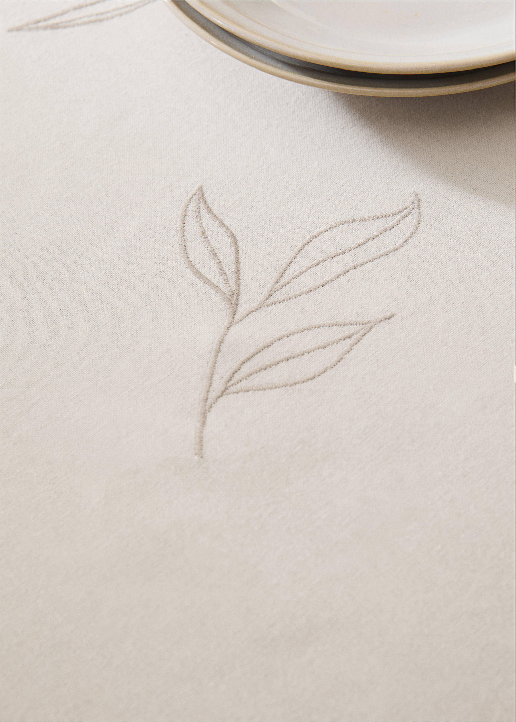 Embroidered cotton tablecloth with leaf design for 6 to 8 diners - Details of the article 7, Sand. Ref: 77050606-00.