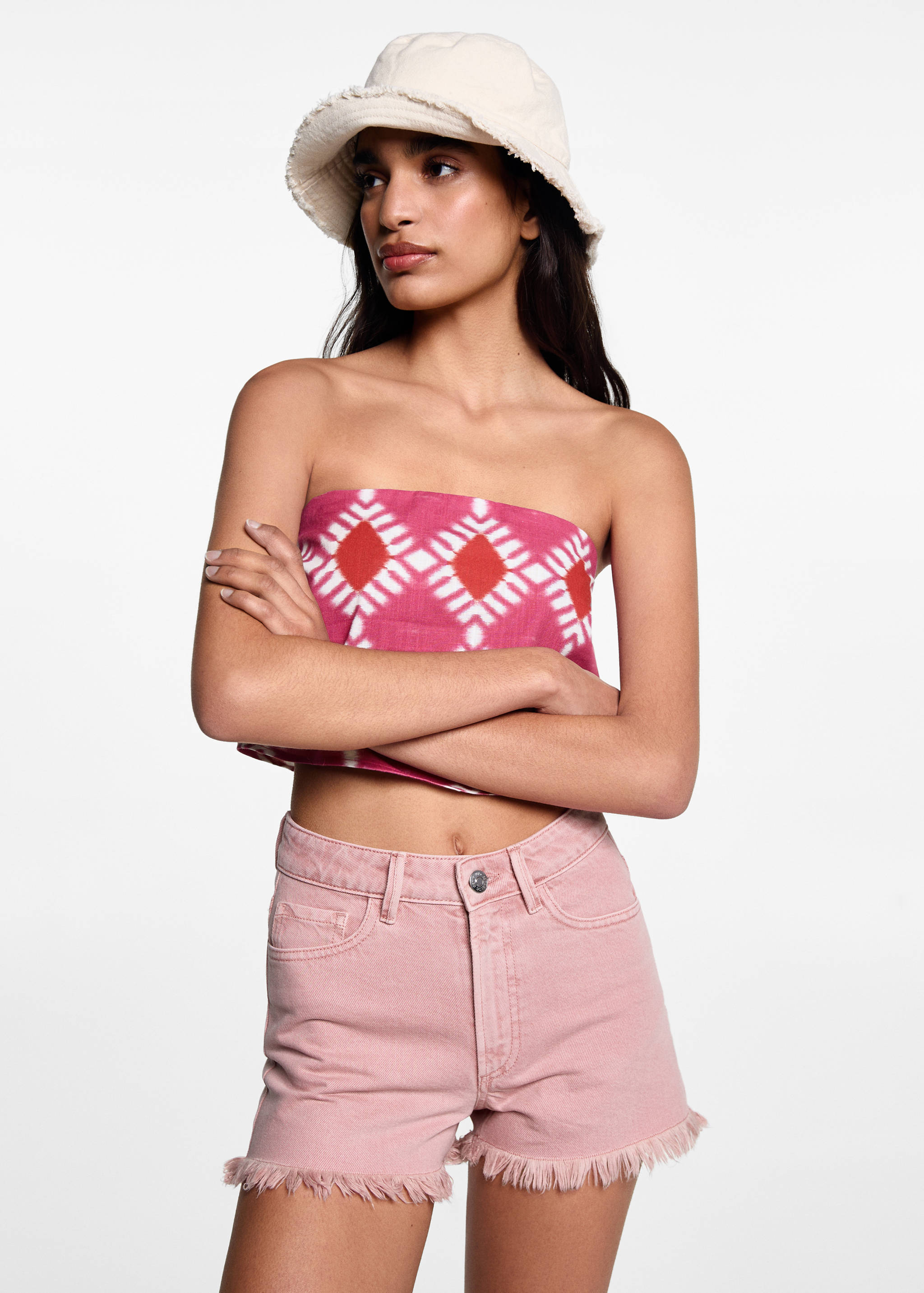 Jeansshorts mit ausgefranstem Saum - Mittlere Ansicht