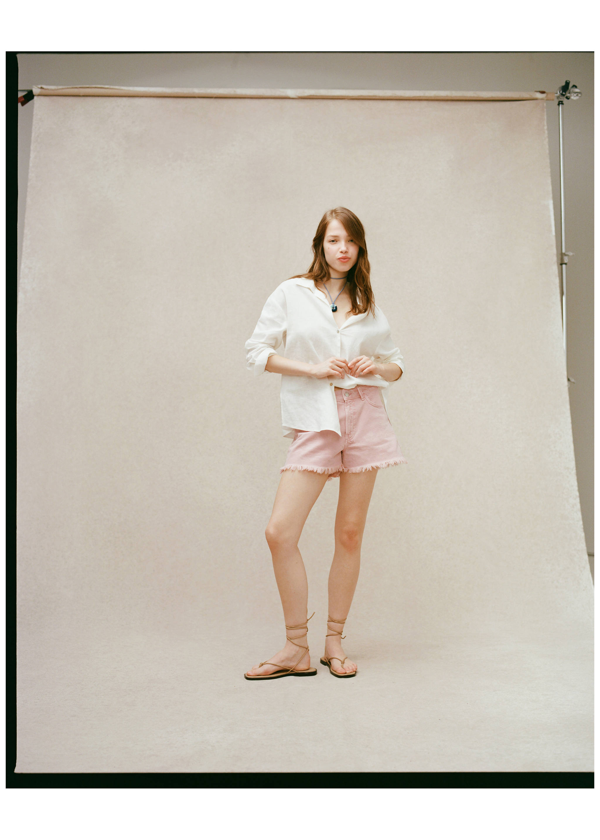 Jeansshorts mit ausgefranstem Saum - Detail des Artikels 5, Rosa. Ref: 77050619-00.