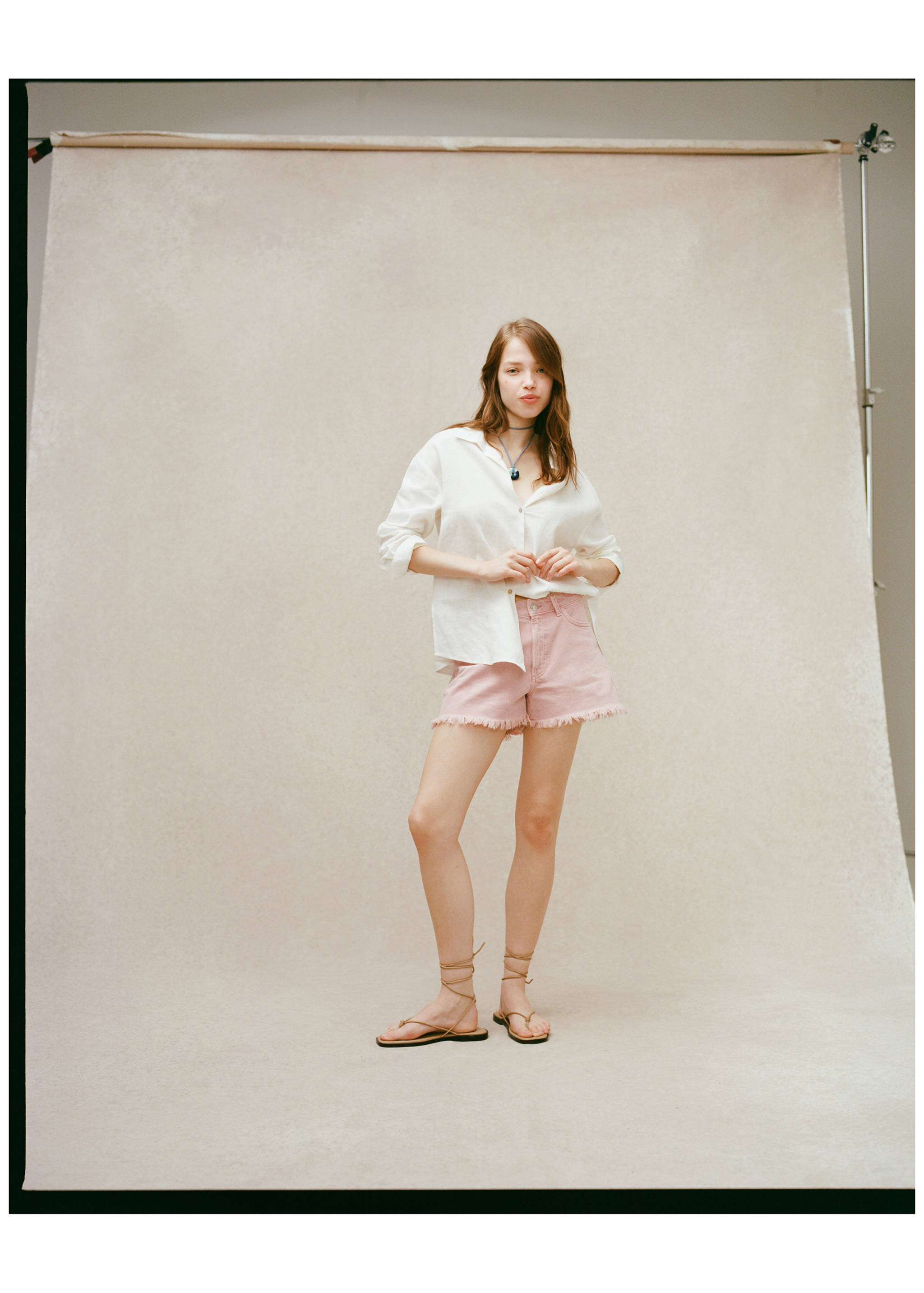 Jeansshorts mit ausgefranstem Saum - Detail des Artikels 5