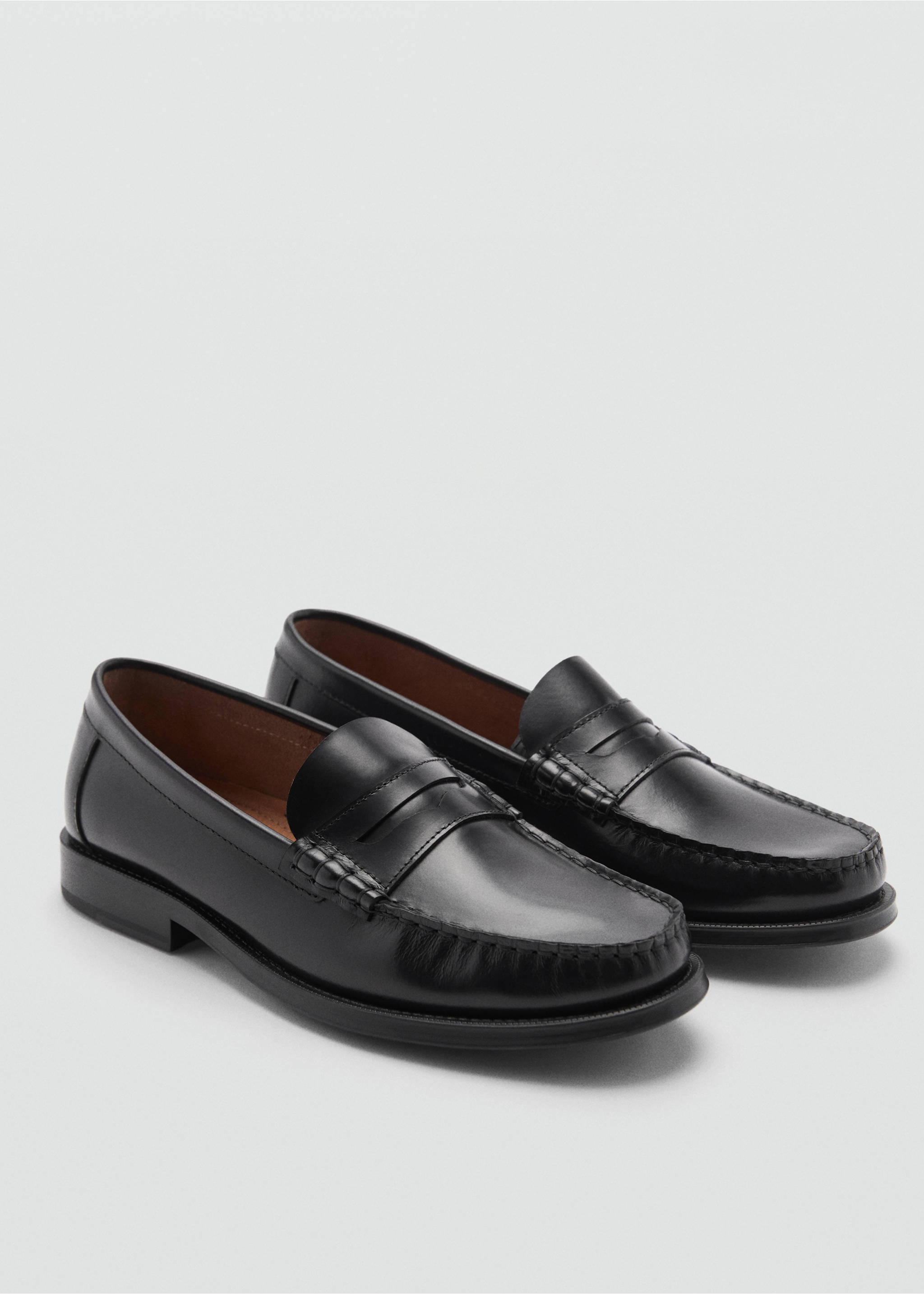 Aged-leather loafers - Medium plane, Black. Ref: 77050624-00.