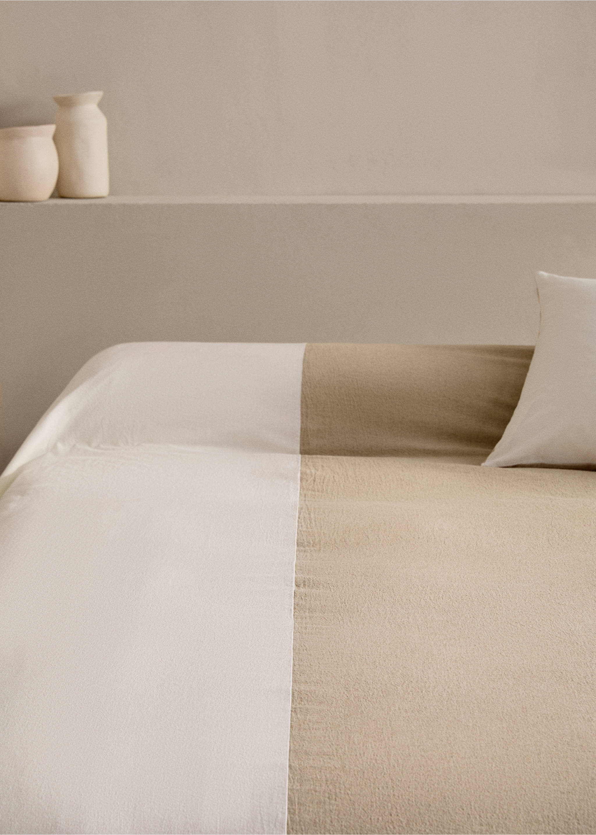 Cotton and linen bedspread - Details of the article 7, Beige. Ref: 77050625-00.