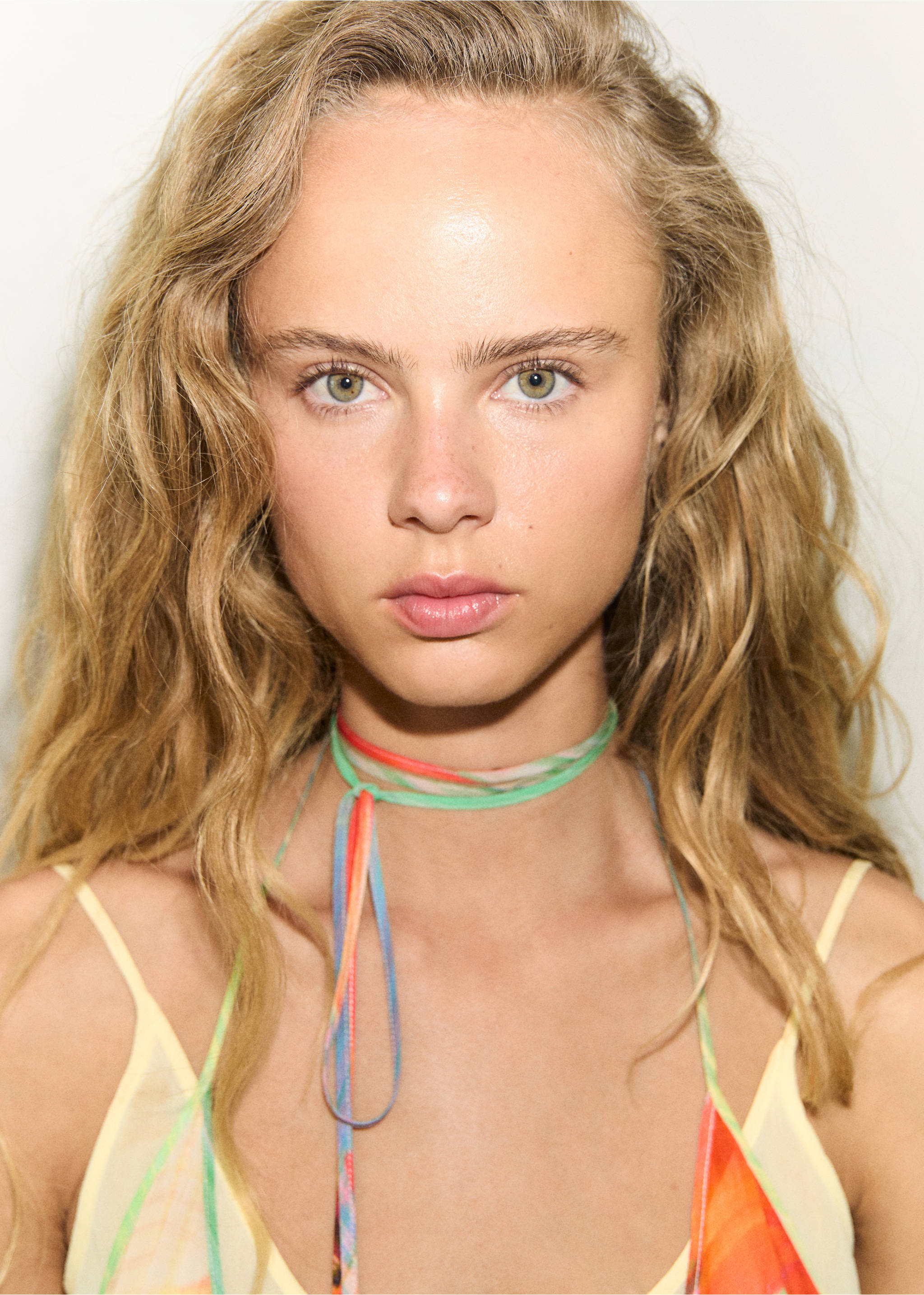 Gemustertes Kleid mit asymmetrischem Saum - Detail des Artikels 1, Pastellgelb. Ref: 77050627-00.