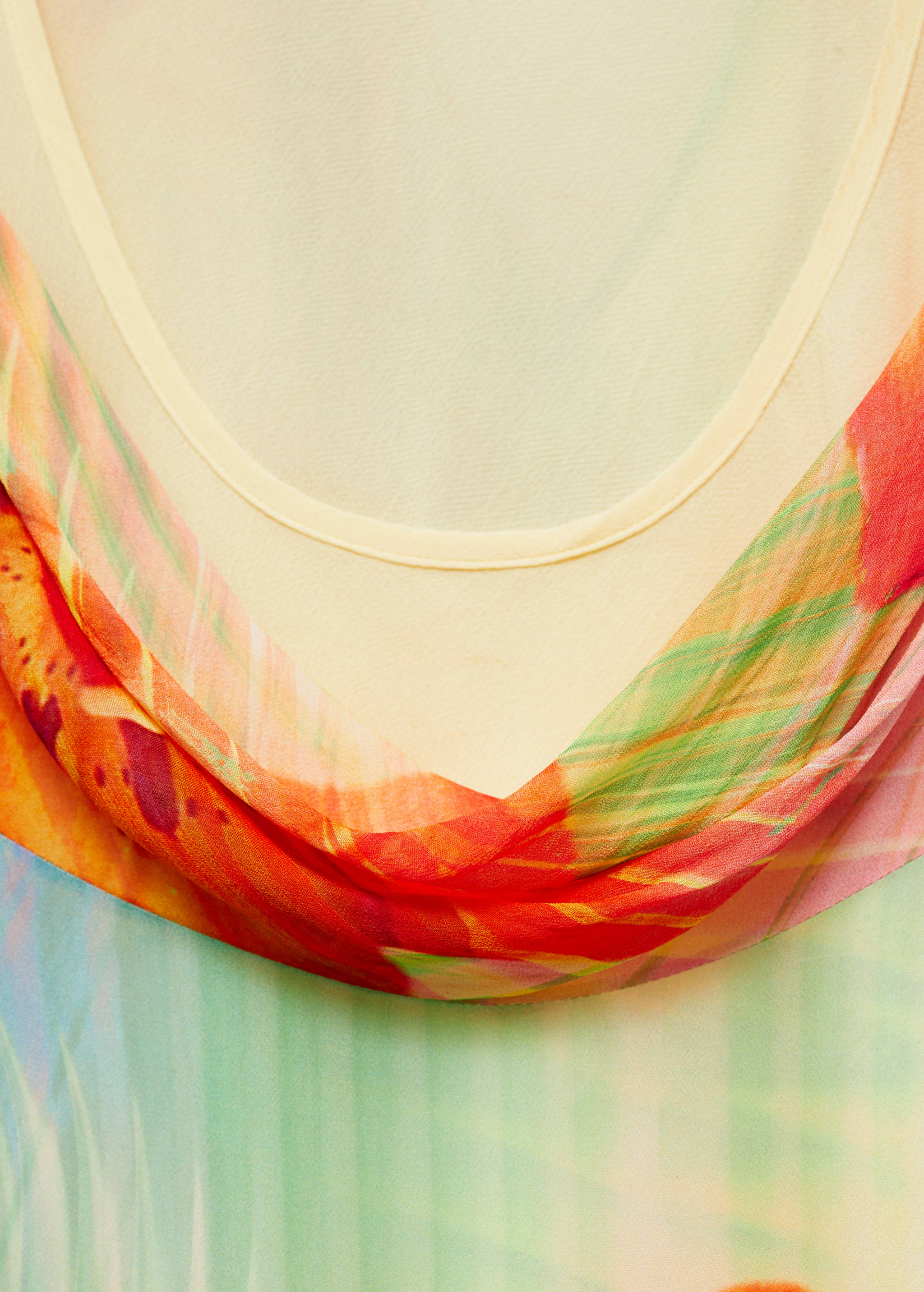 Gemustertes Kleid mit asymmetrischem Saum - Detail des Artikels 0