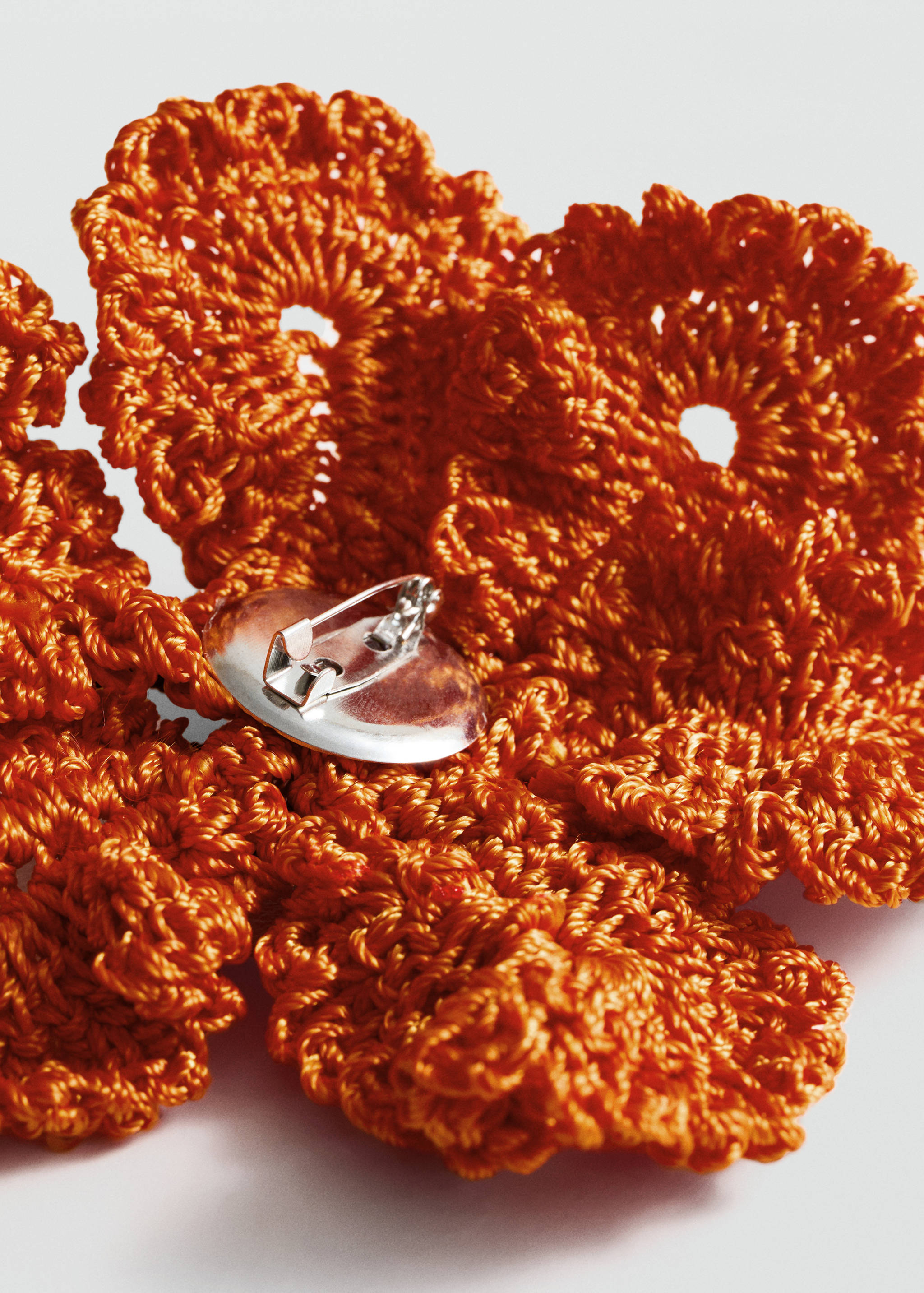 Crochet flower brooch - Reverse of the article
