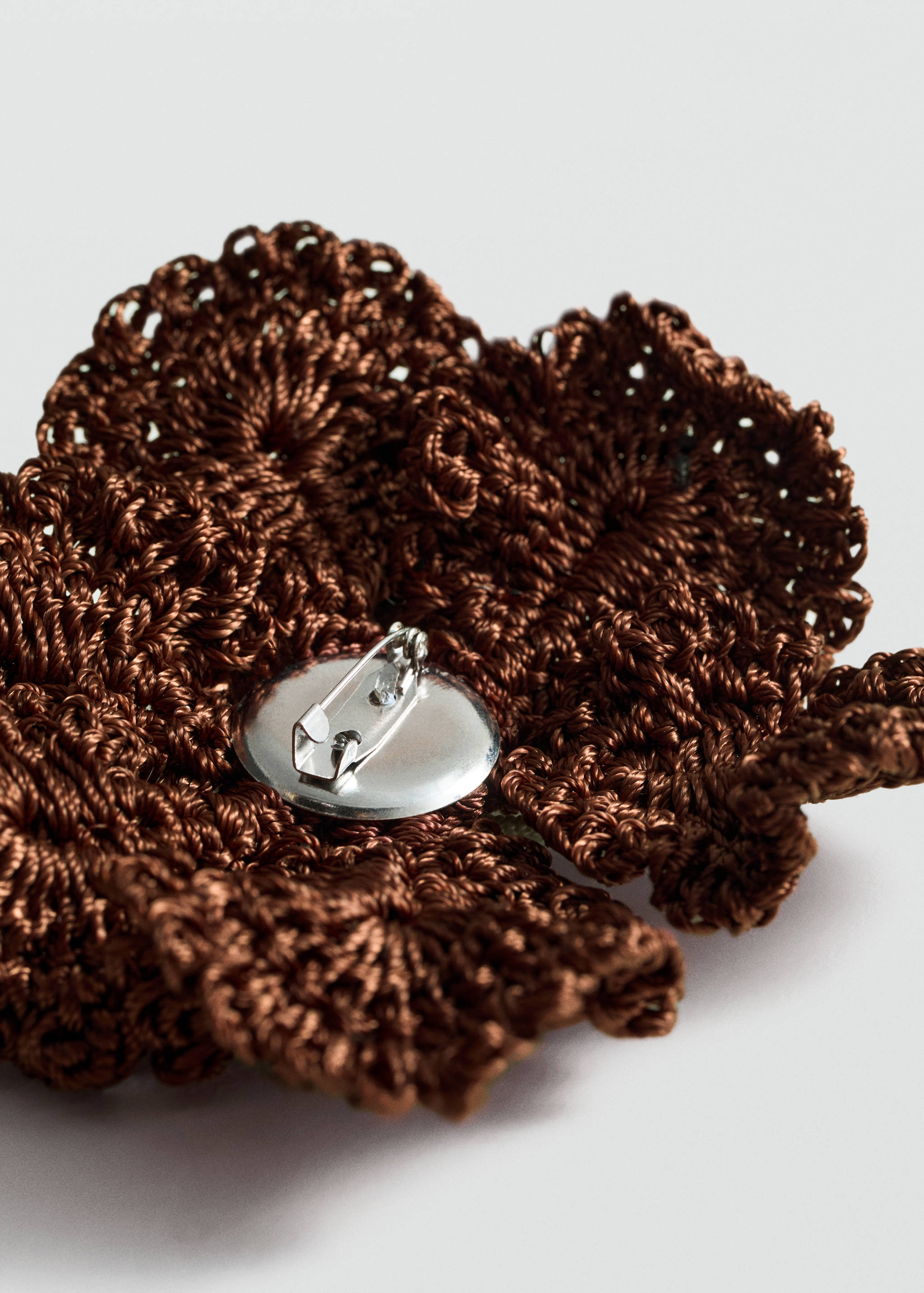 Crochet flower brooch - Reverse of the article
