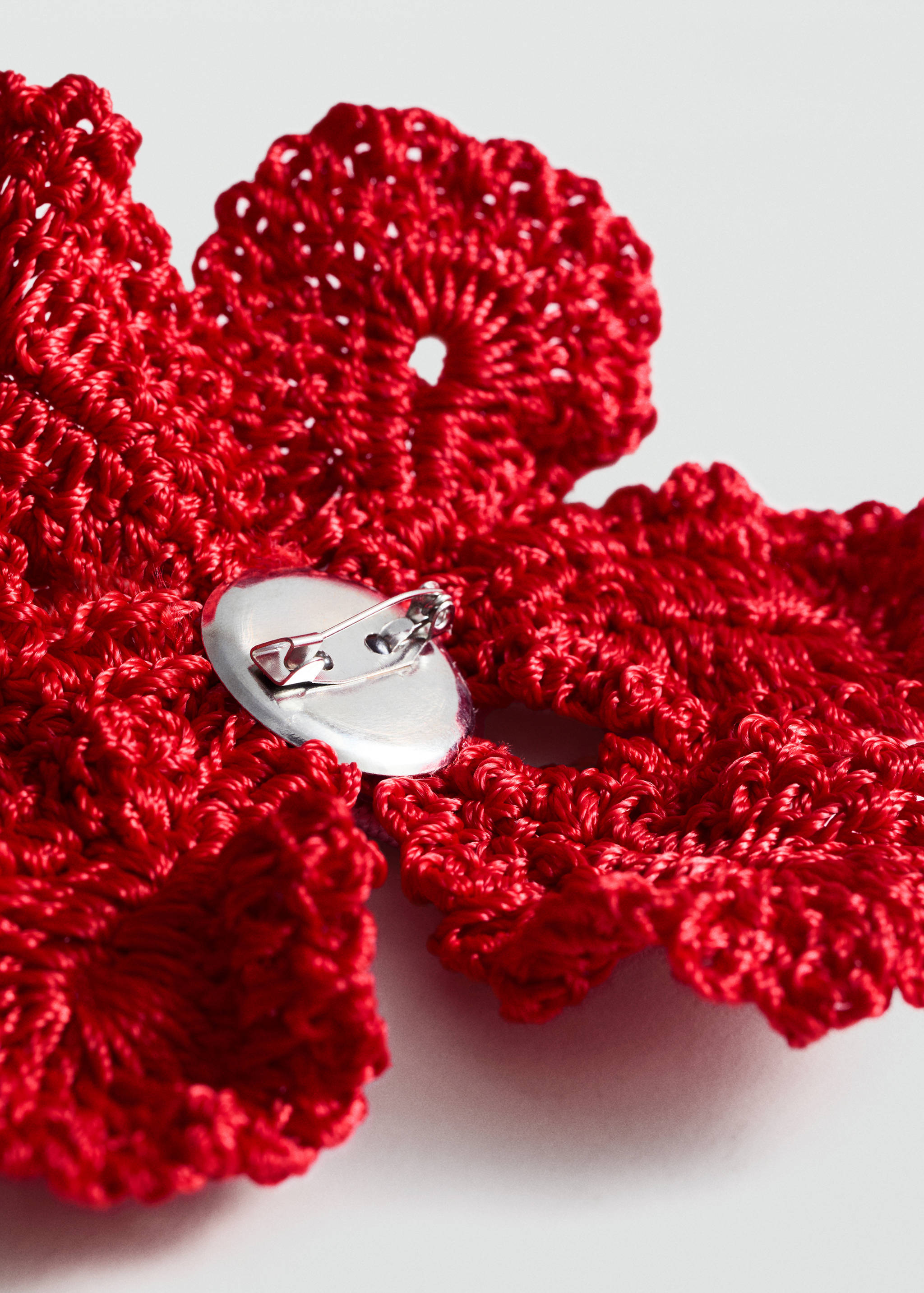 Crochet flower brooch - Reverse of the article