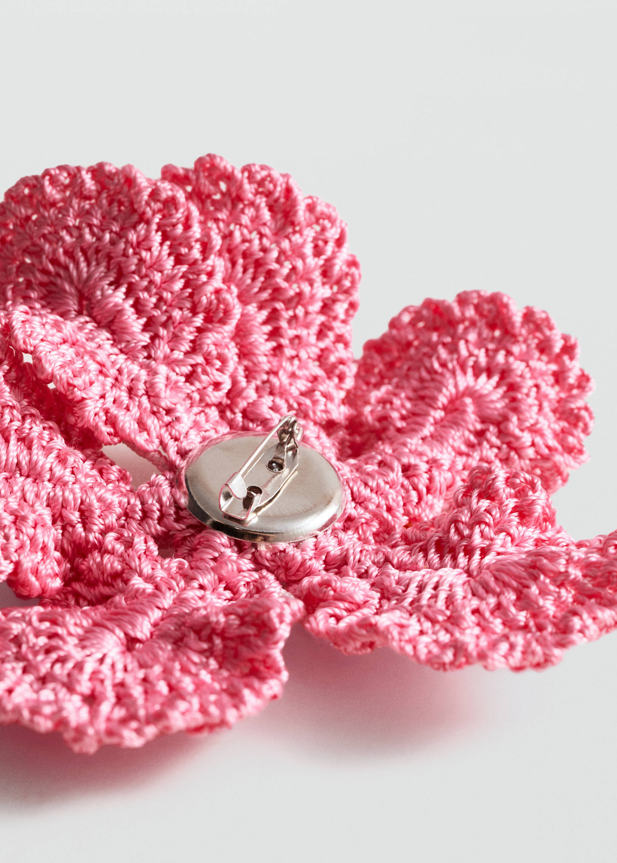 Crochet flower brooch - Reverse of the article