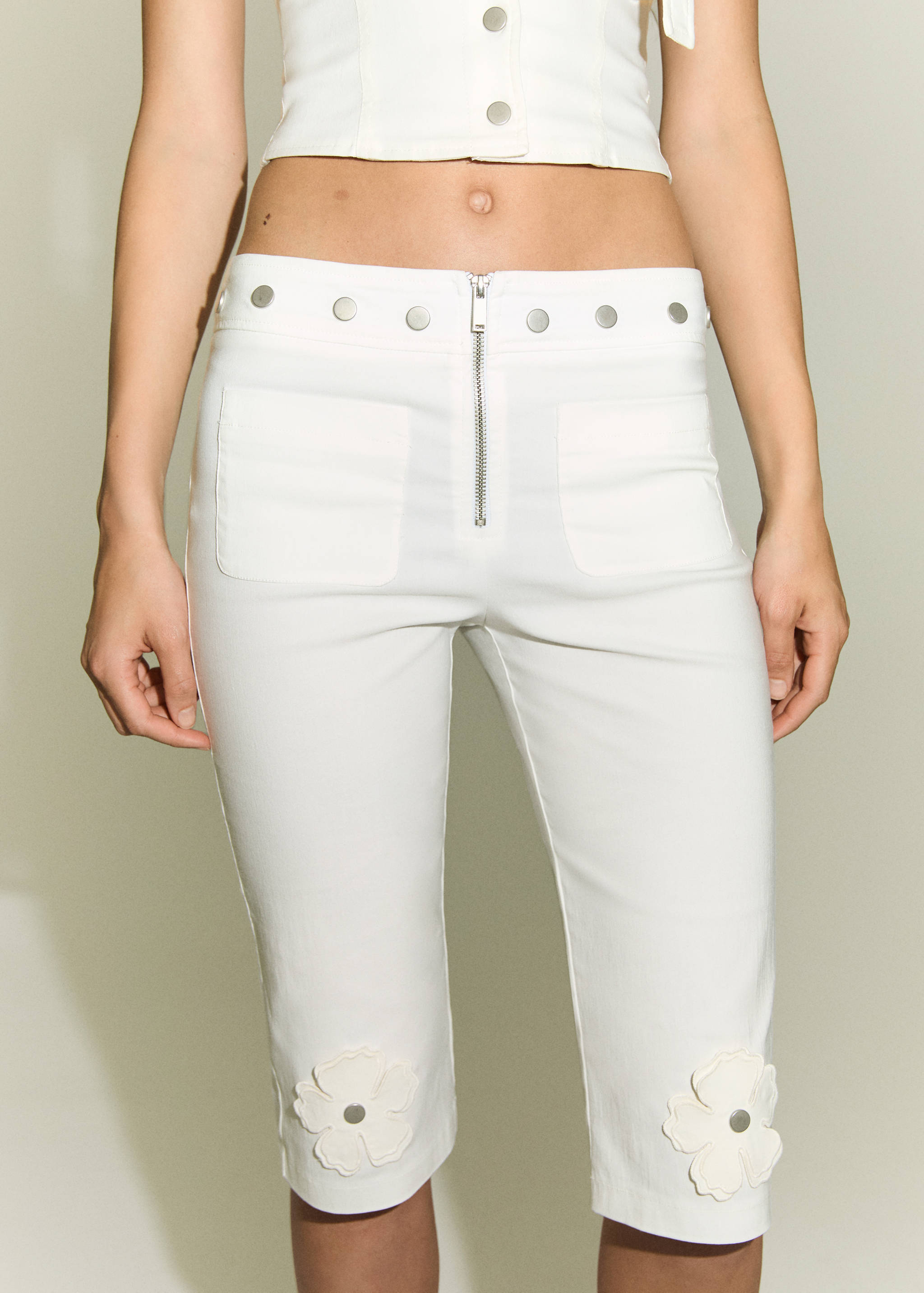 Capri trousers with decorative buttons - Medium plane