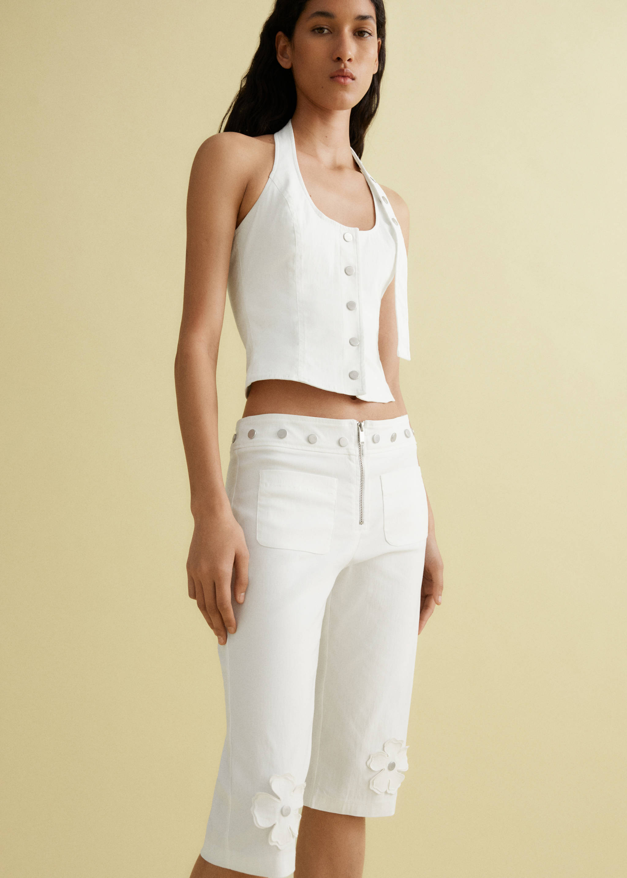 Capri trousers with decorative buttons - Details of the article 1