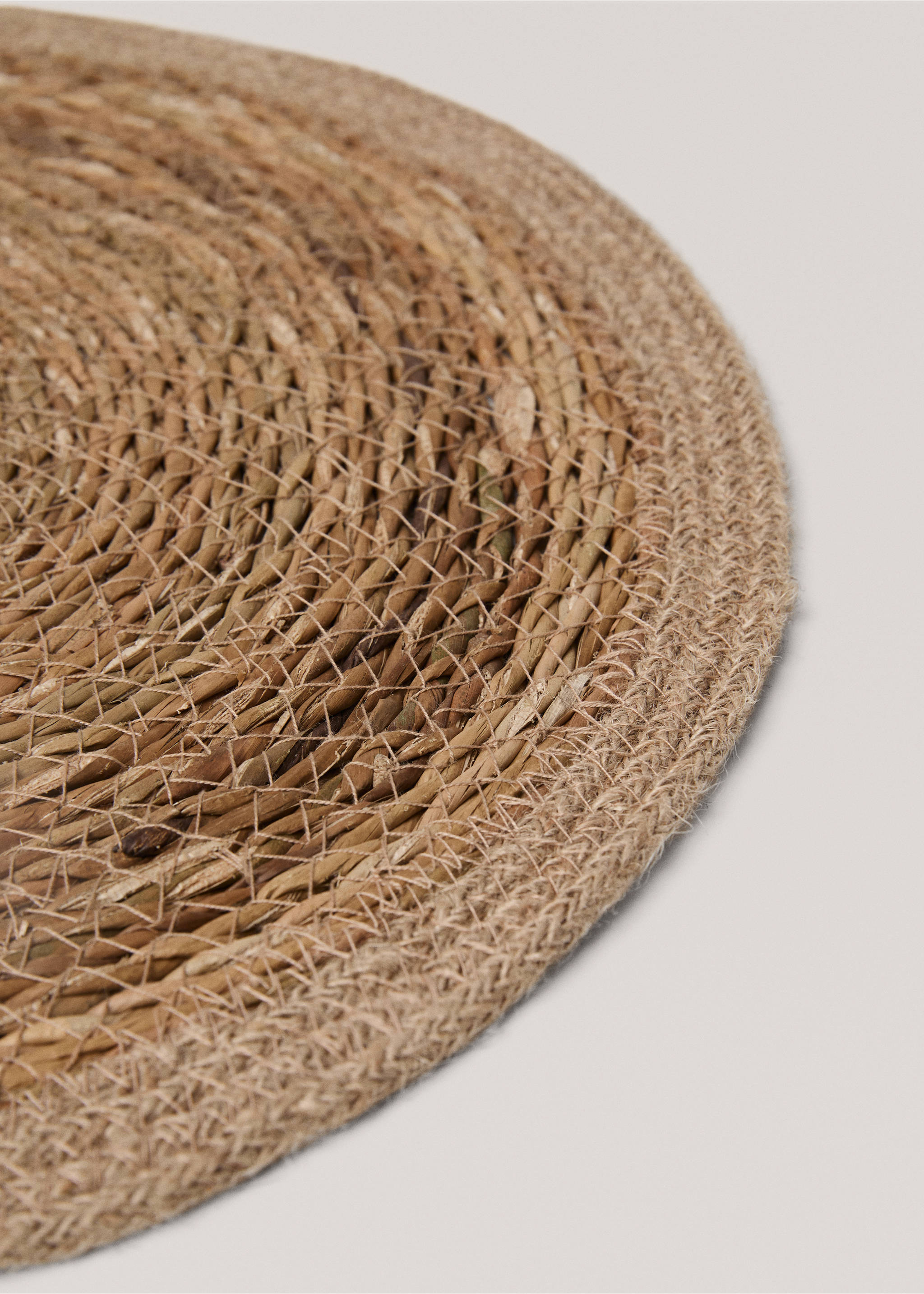 Natural fibre round placemat 35x35cm - Details of the article 1, Brown. Ref: 77050644-00.