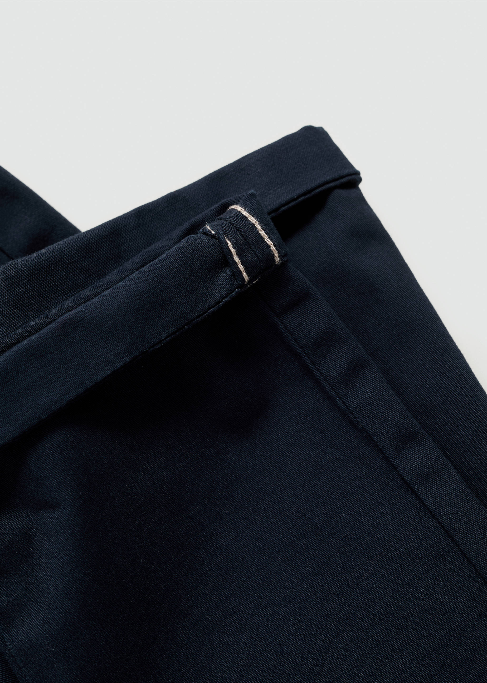 Cotton chinos - Details of the article 8, Dark Navy. Ref: 77051013-00.