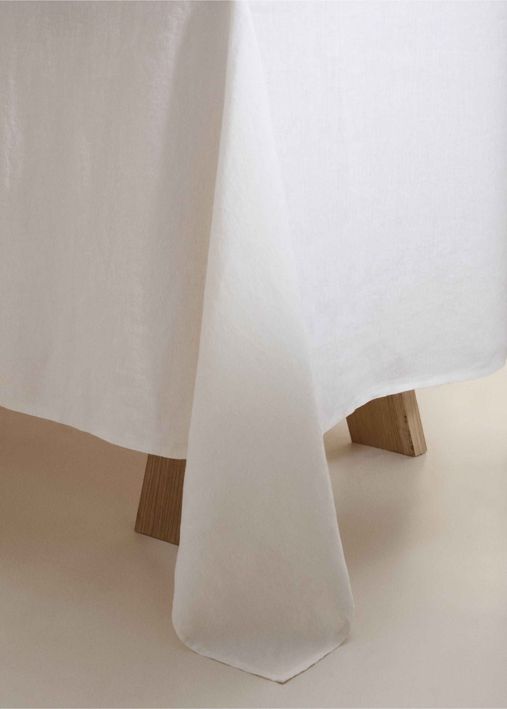 100% linen tablecloth for 2 to 4 diners - Details of the article 8, Off White. Ref: 77051014-00.