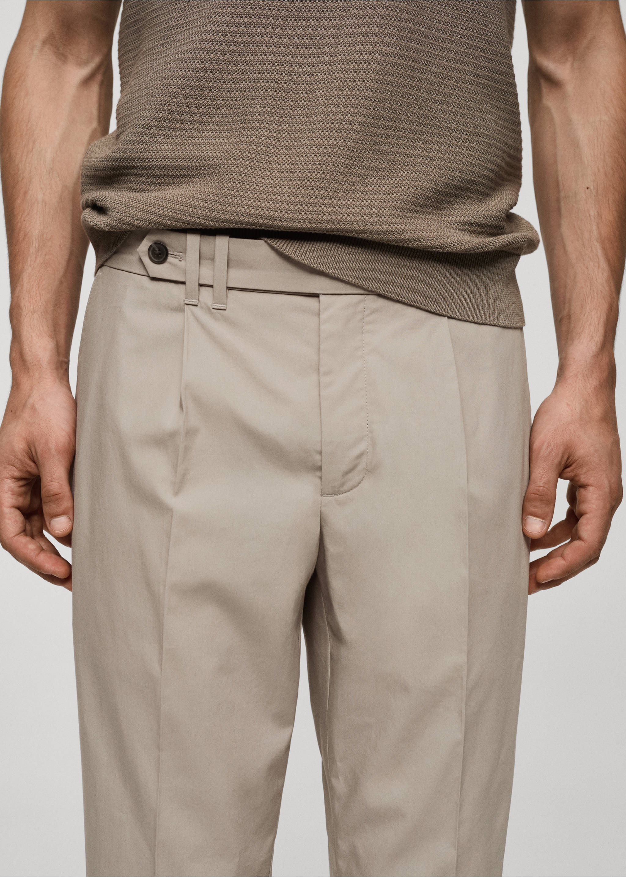 Pantalón slim fit lyocell pinzas - Detalle del artículo 1, Gris claro/pastel. Ref: 77052532-00.