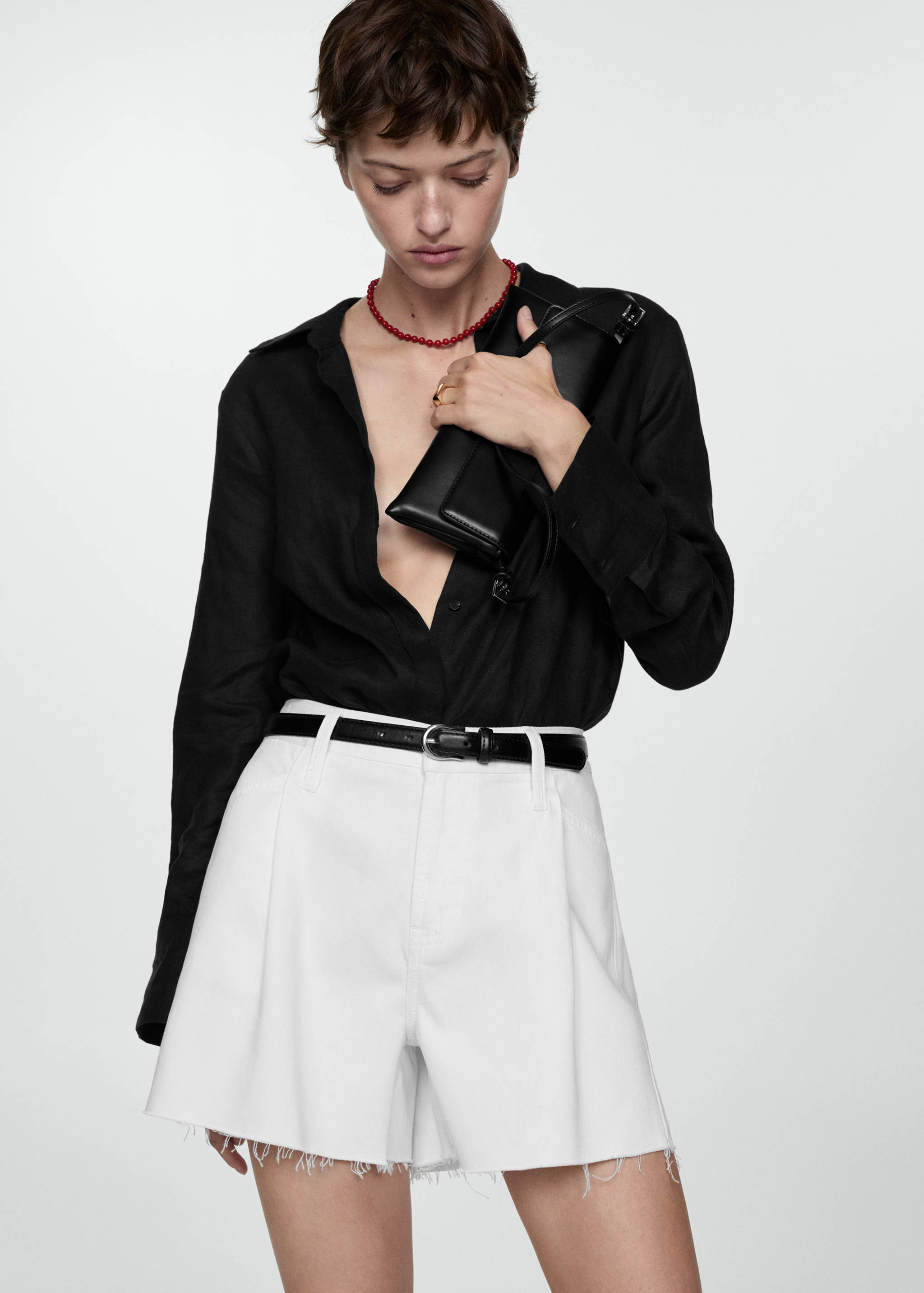 Denim shorts with frayed hem - Medium plane