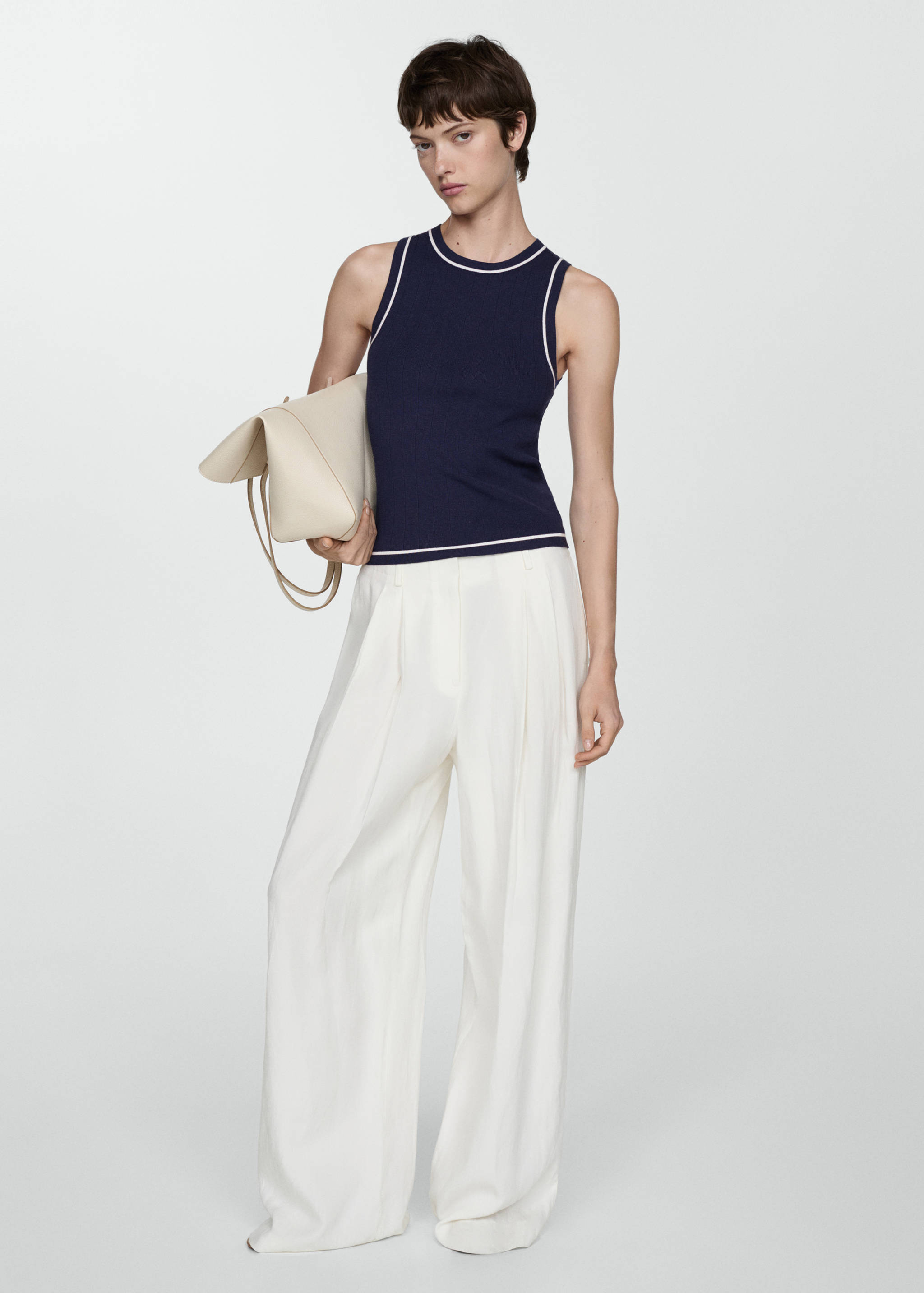 Top de malha com terminações em contraste - Plano geral