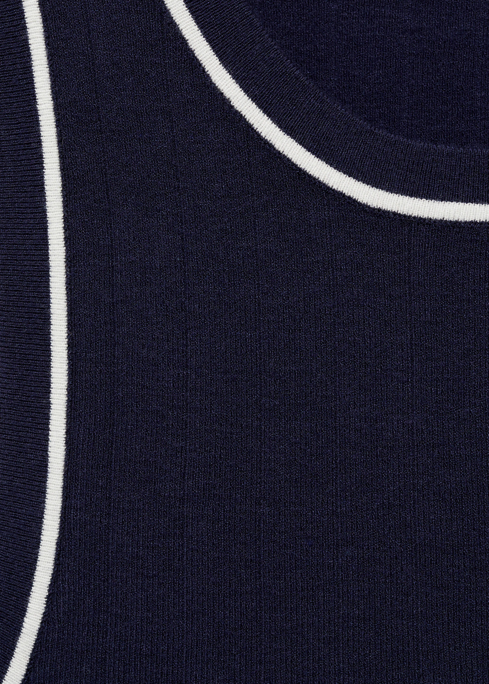 Top de malha com terminações em contraste - Pormenor do artigo 8