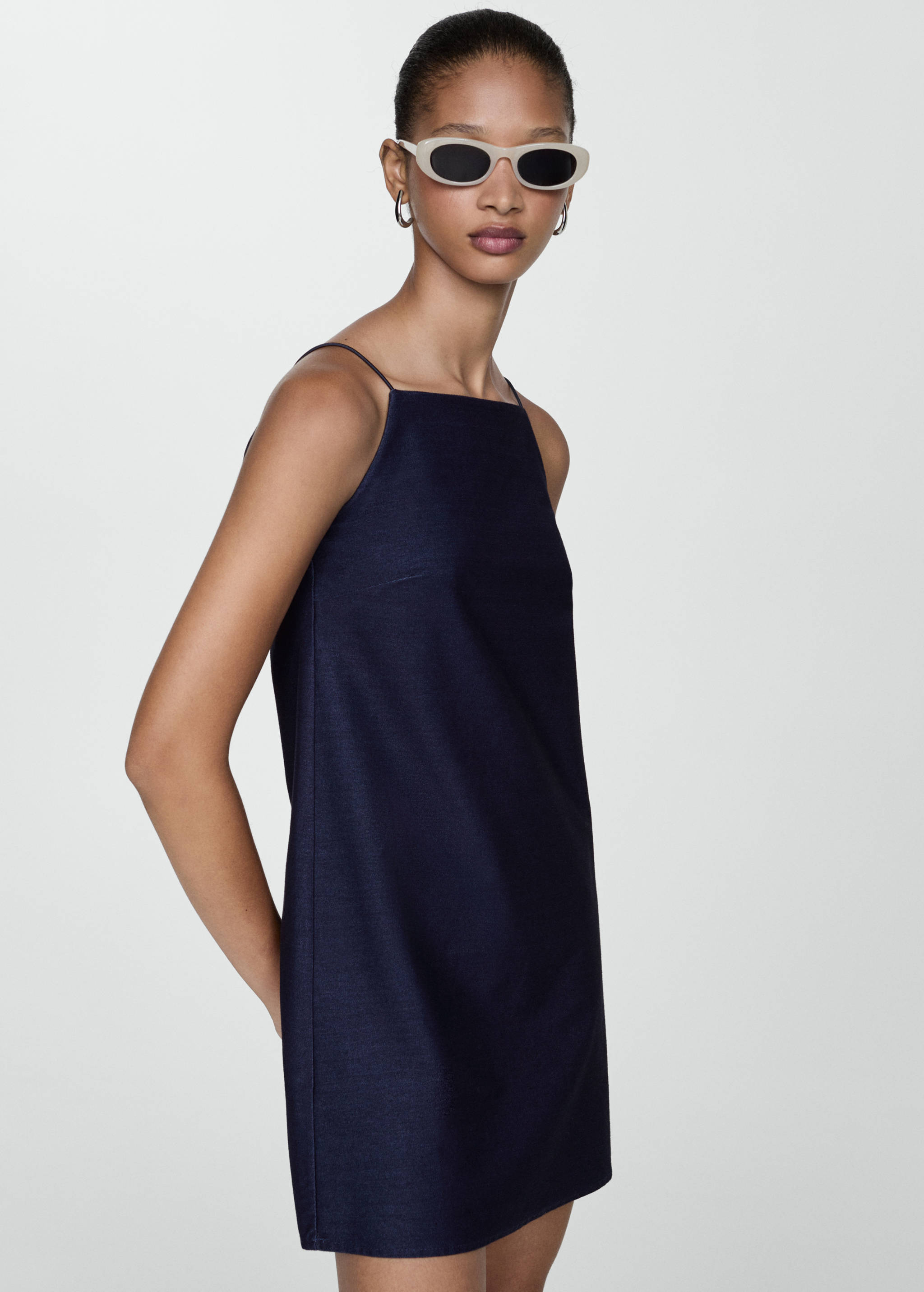 Kort klänning axelband - Bild av mittparti