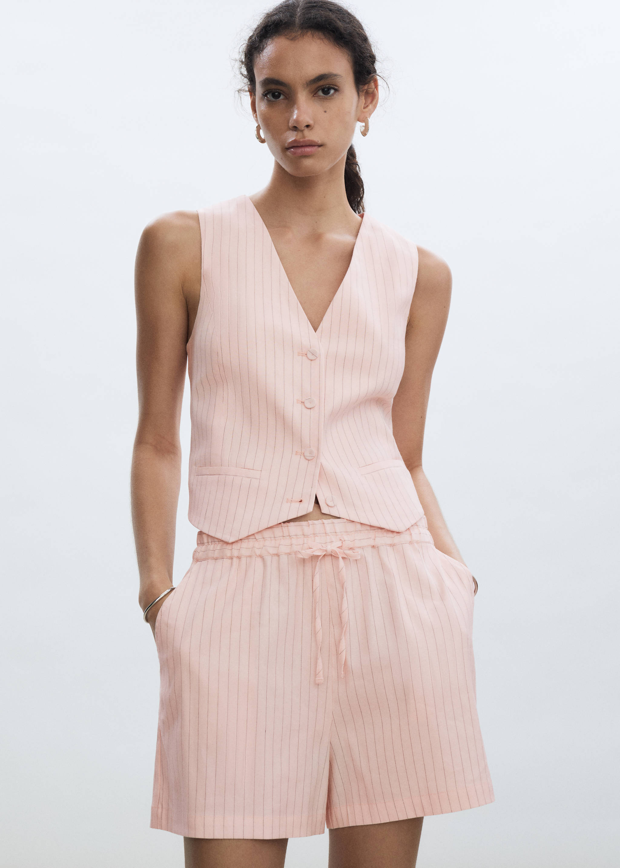 Calções curtos de linho às riscas - Plano médio