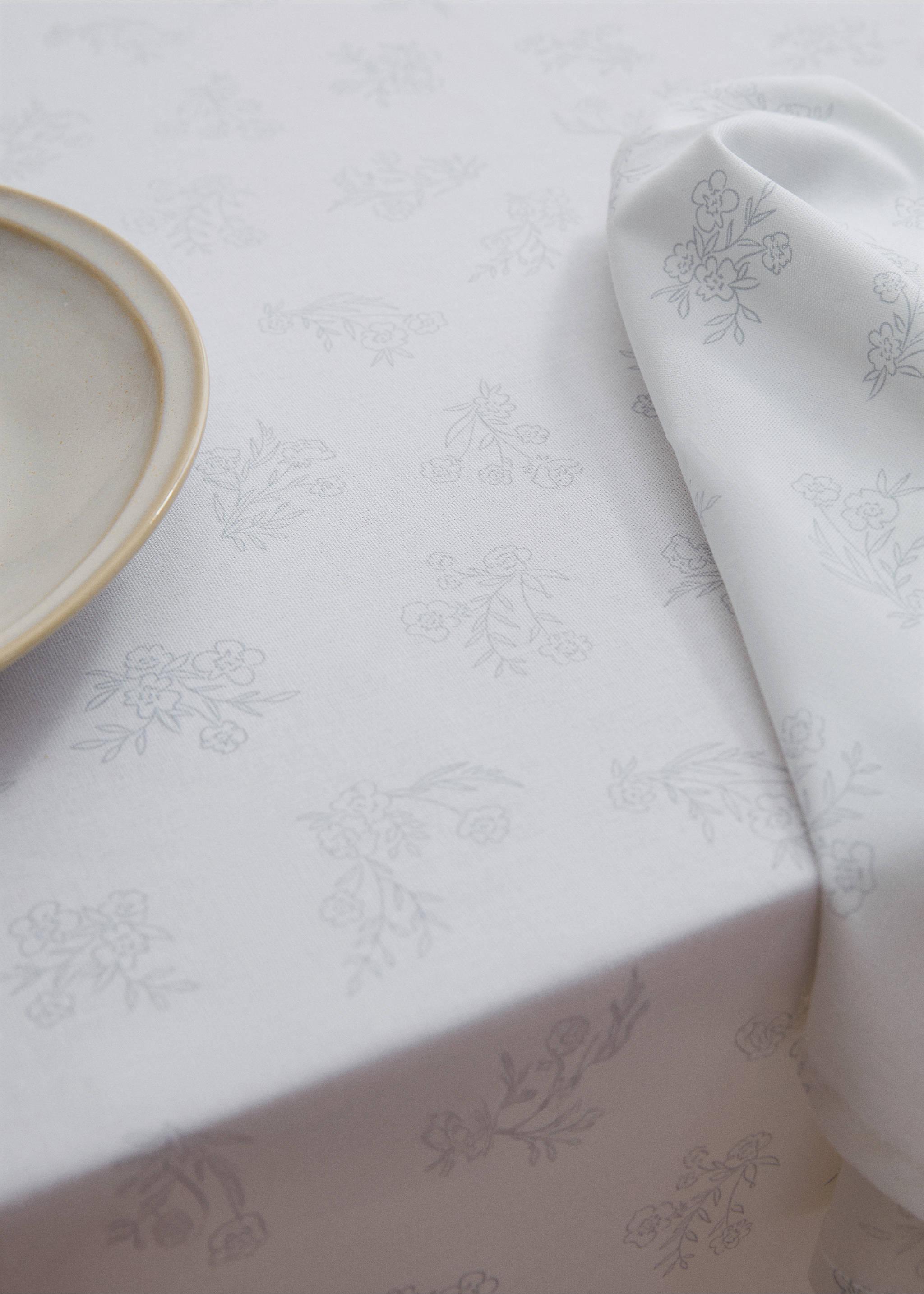 100% cotton tablecloth with floral design for 2 to 4 diners - Details of the article 7, White. Ref: 77053278-00.