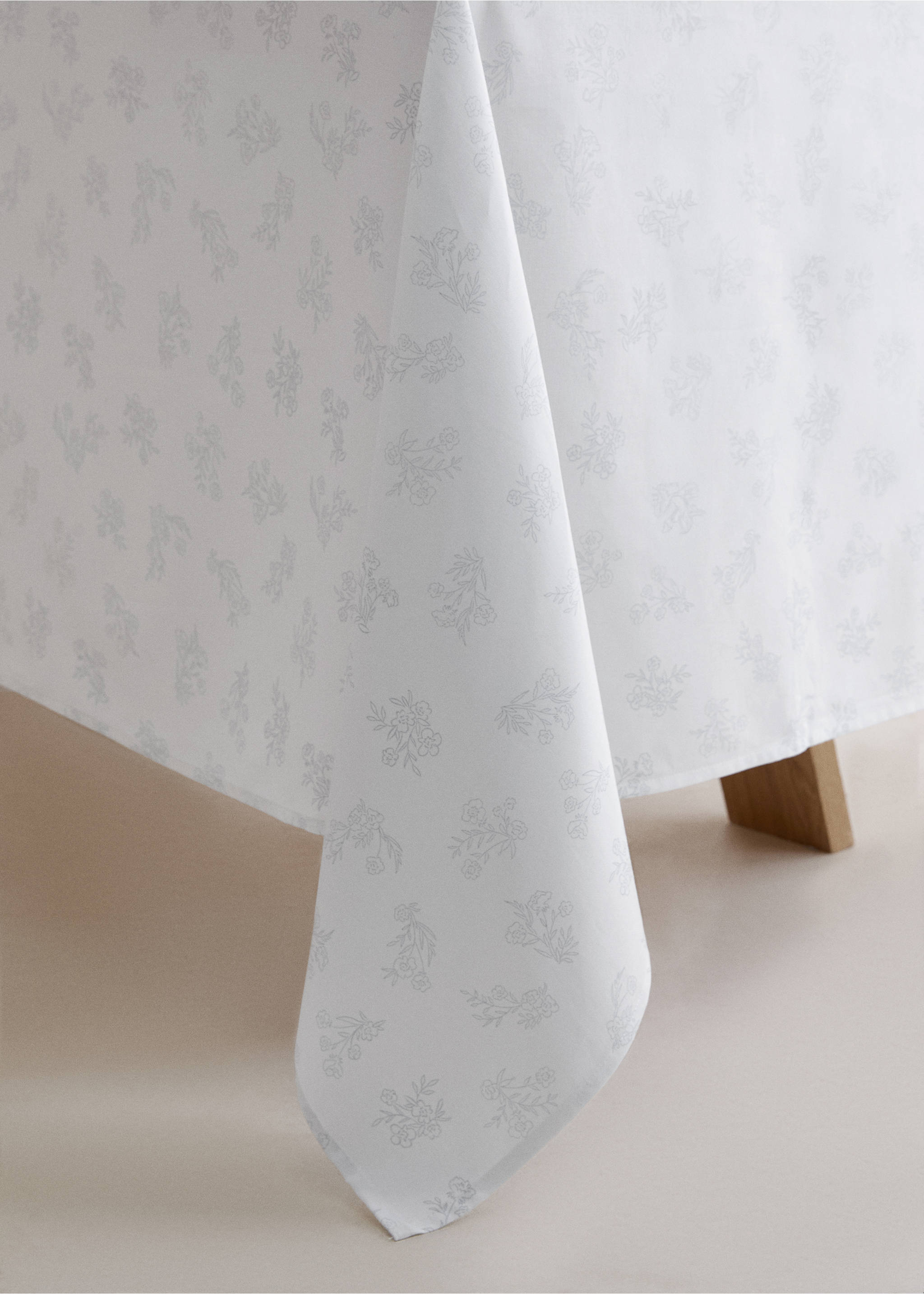 100% cotton tablecloth with floral design for 2 to 4 diners - Details of the article 8, White. Ref: 77053278-00.
