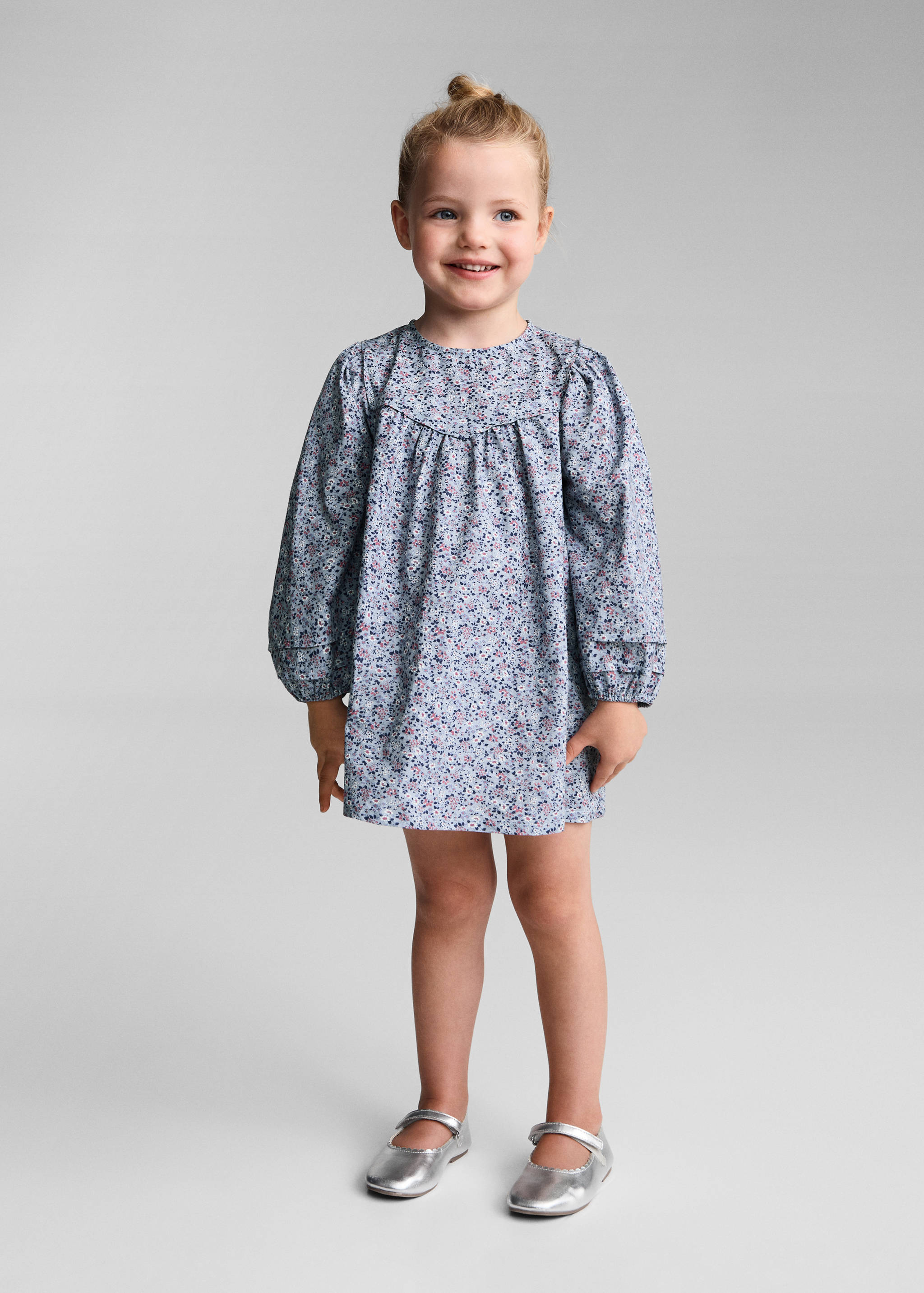 Sukienka z kwiatowym wzorem - Plan ogólny