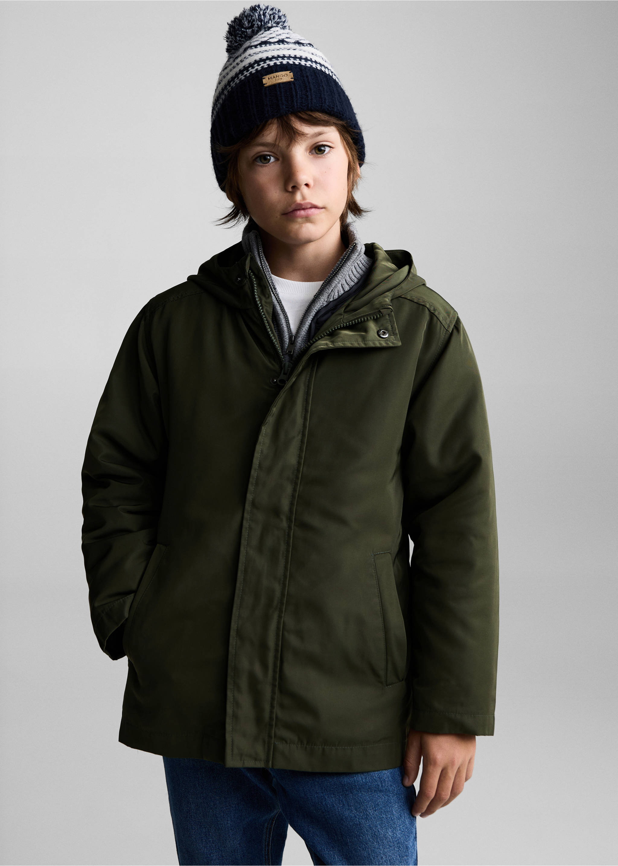 Anorak imperméable à capuche - Plan moyen, Kaki. Ref: 77054010-00.